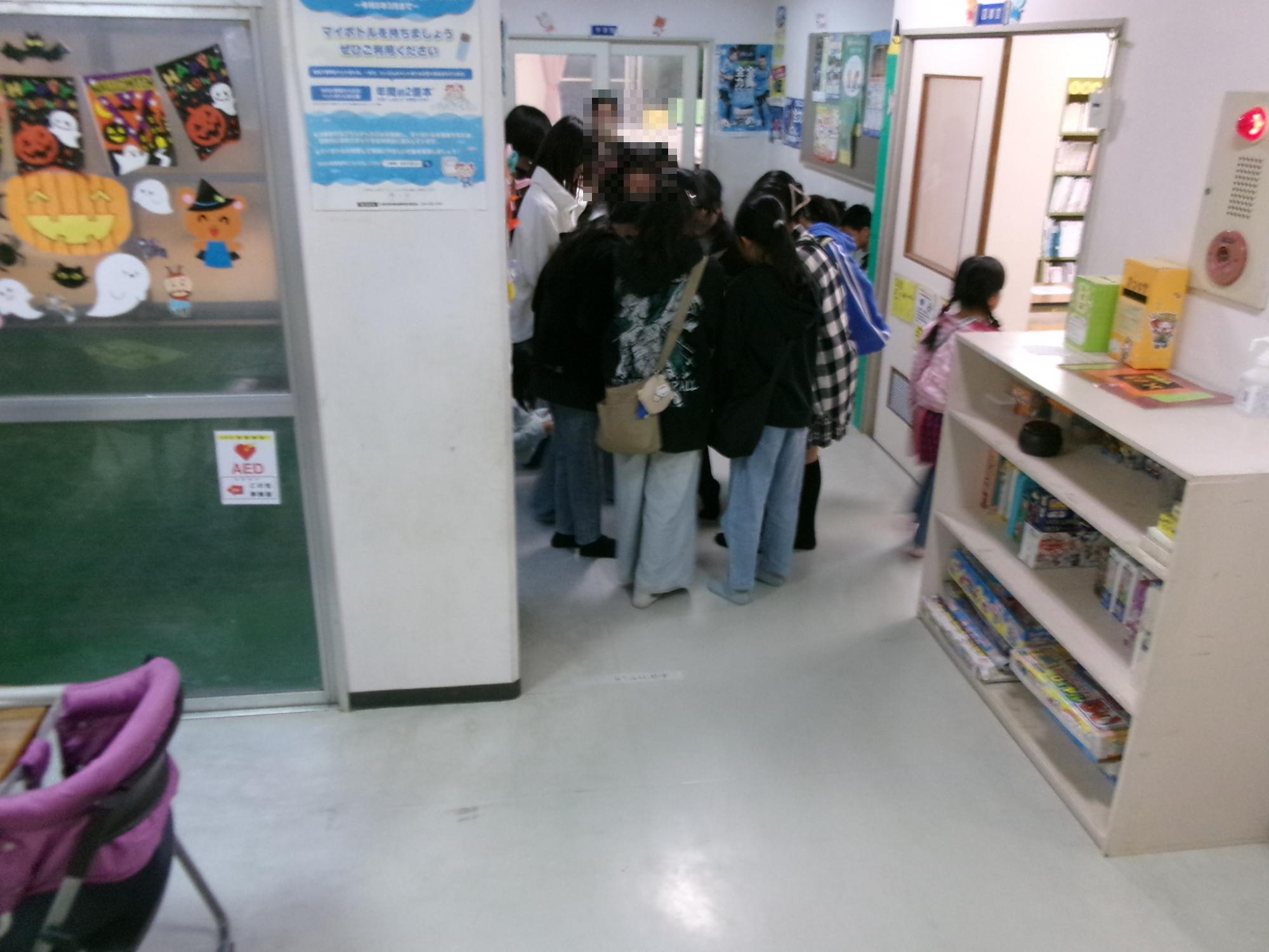 おばけやしきに入る順番を待っている人たちの行列の様子の写真