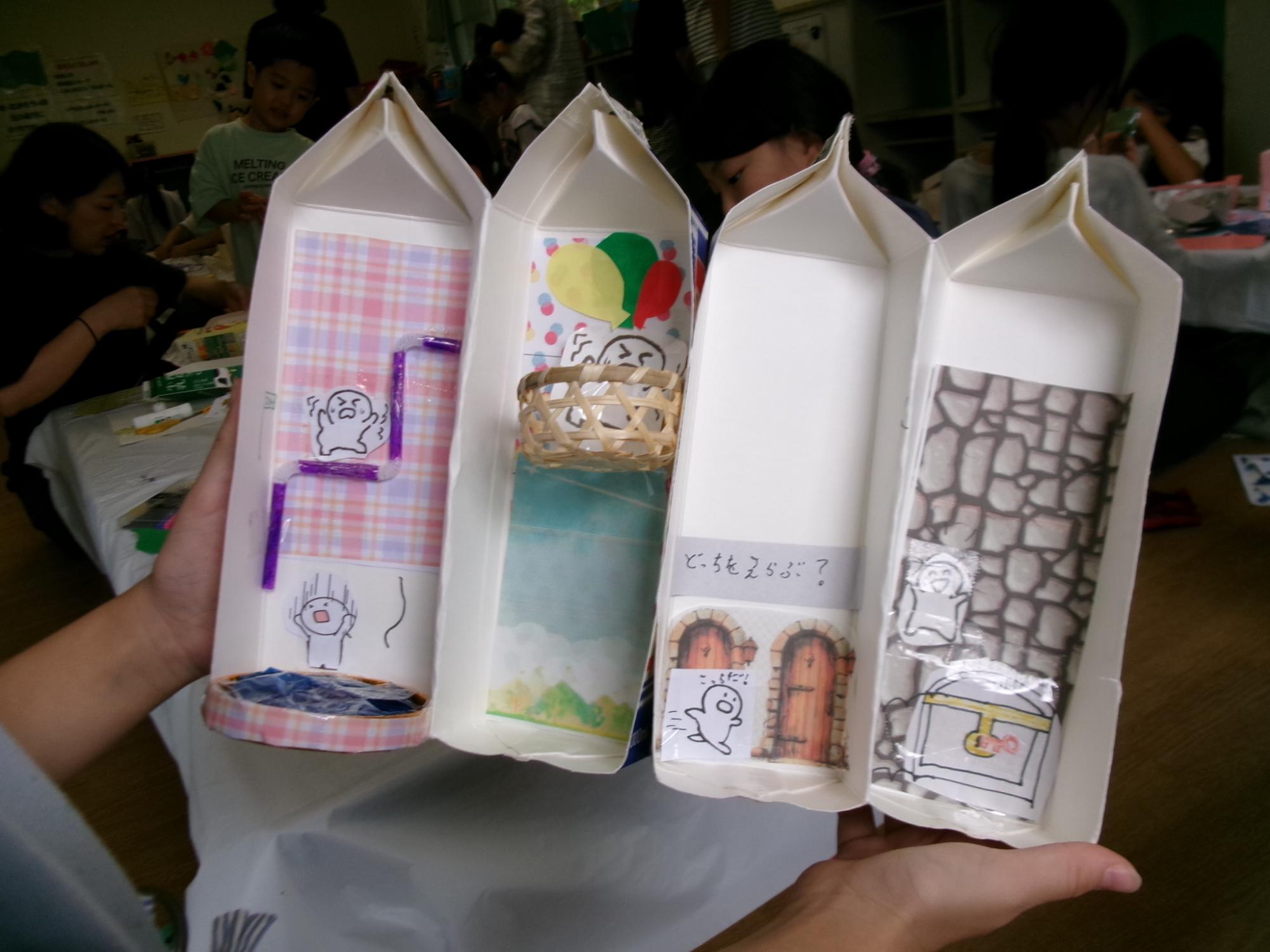 牛乳パックを開いて作ったアスレチックハウスの工作の写真