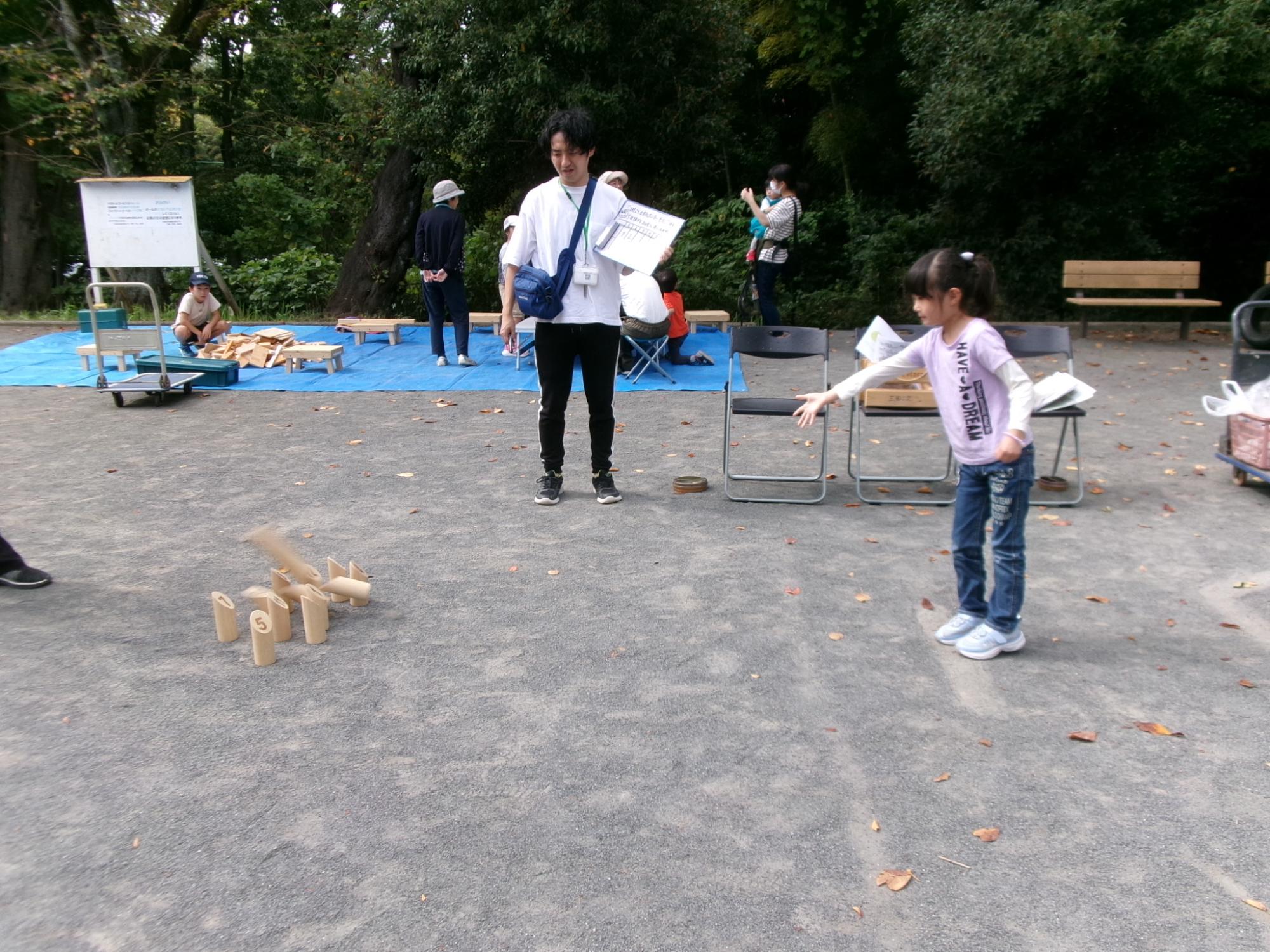 モルックを体験している子どもの様子の写真