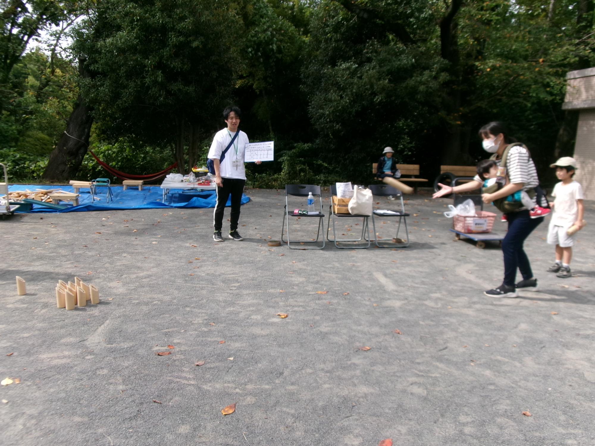 親子でモルックの対戦をしている様子の写真