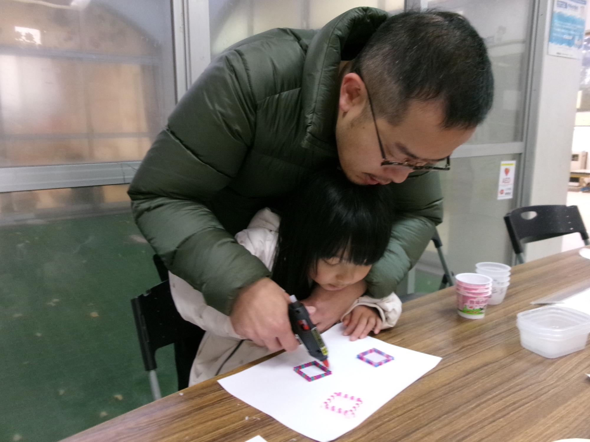 乳幼児親子がアイロンビーズの工作をしている様子の写真