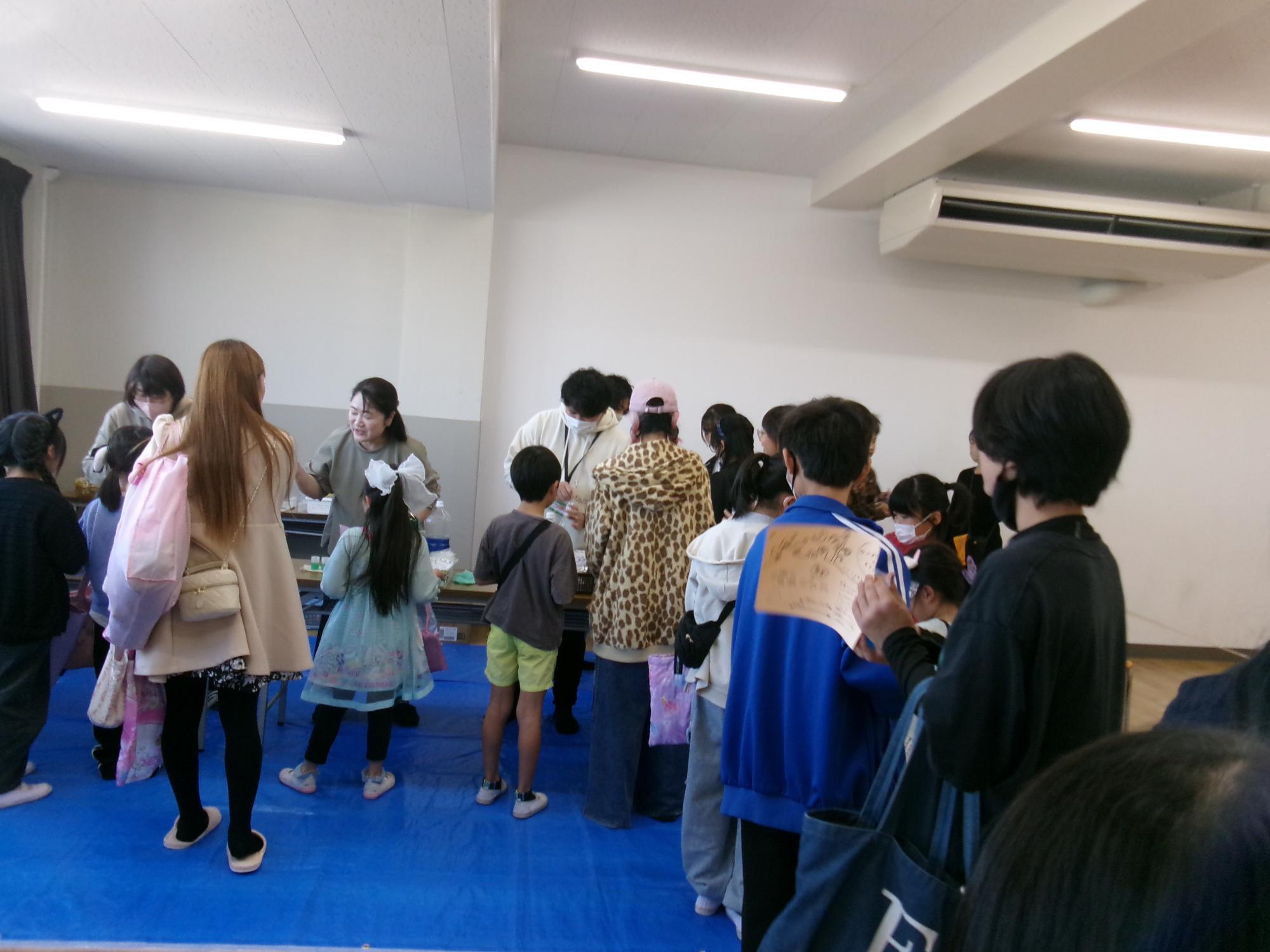 スライム作りのブースで参加者が並んでいる様子の写真