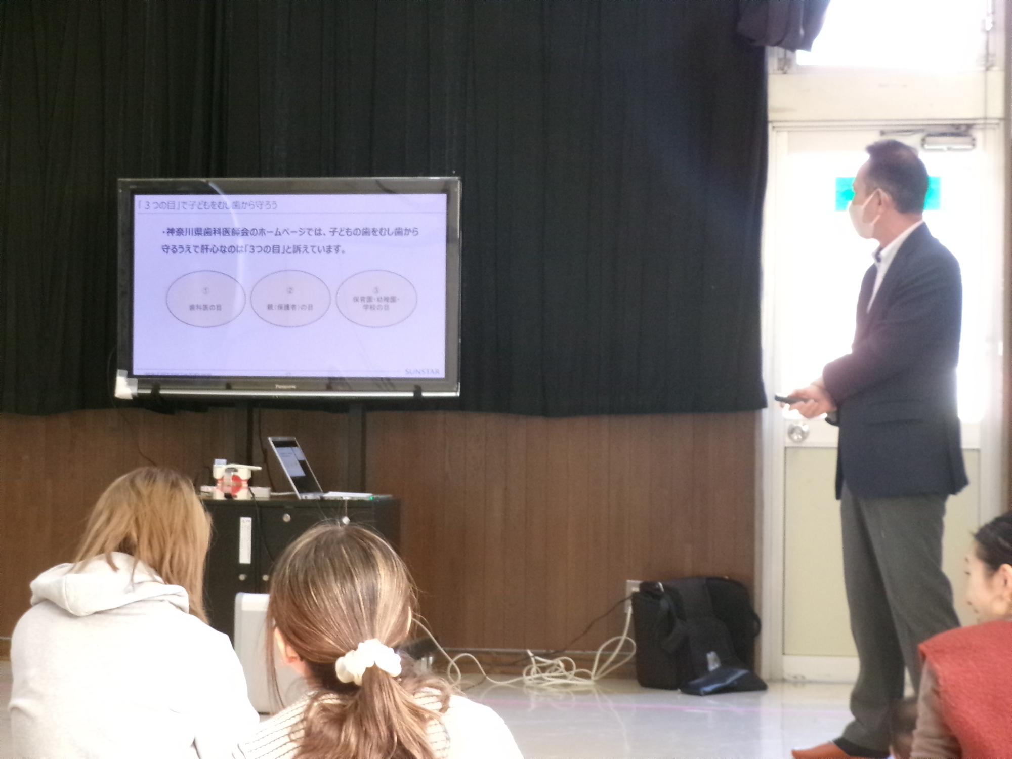 講師の方が乳幼児親子にセミナーの内容を説明している様子の写真