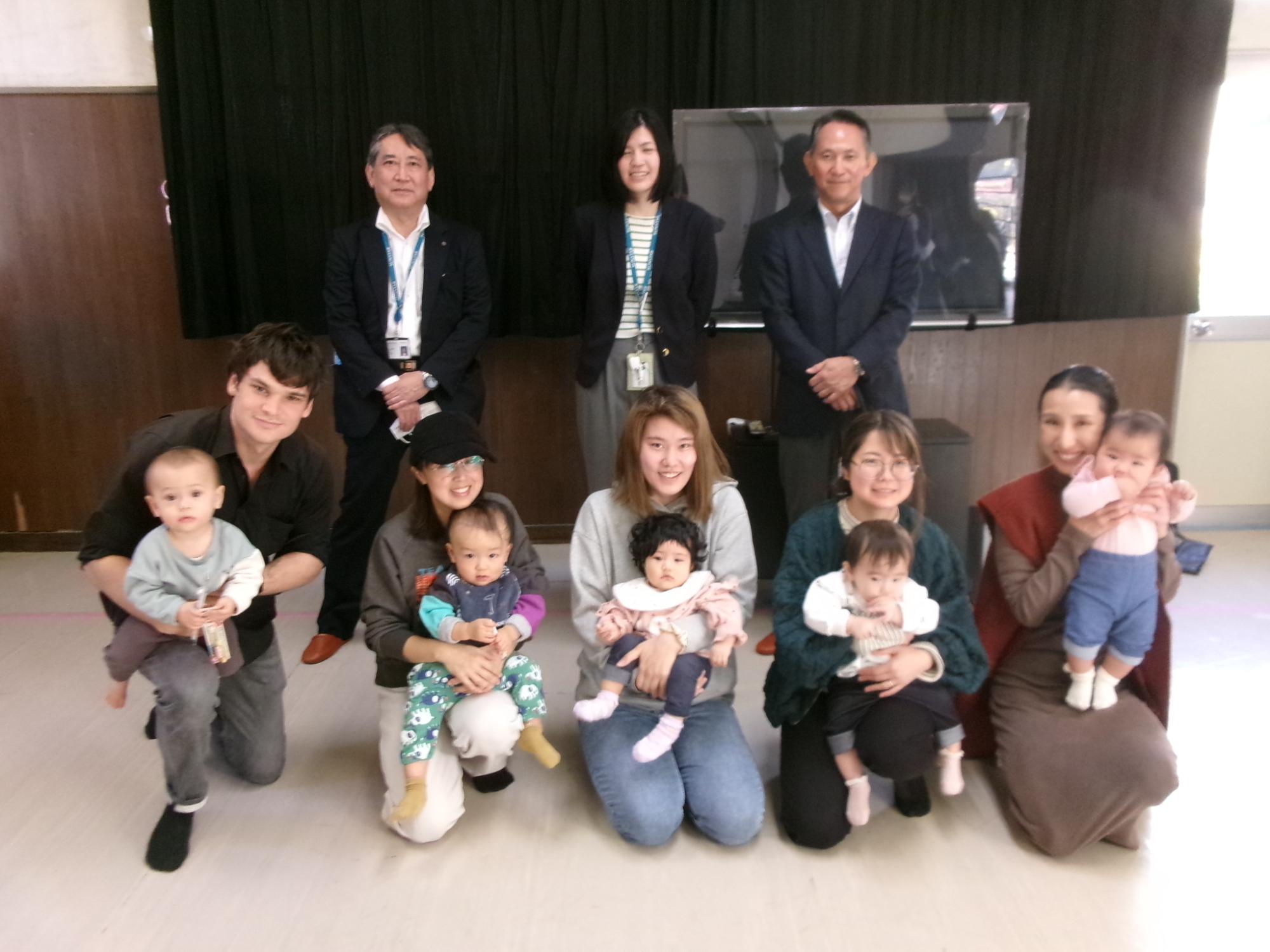 乳幼児親子と歯科衛生士と主催者の集合写真