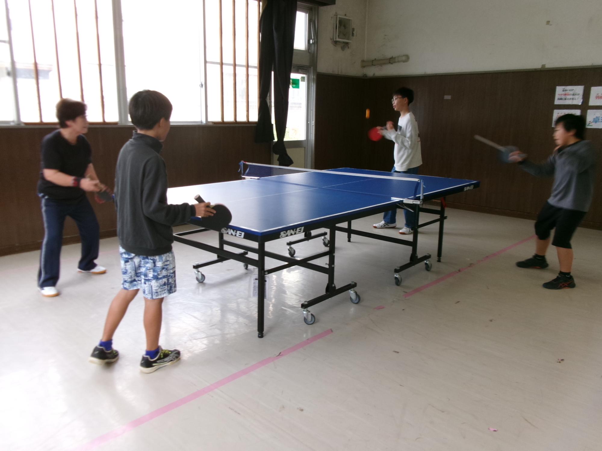 2つの玉を使って卓球のラリーの練習をしている様子の写真