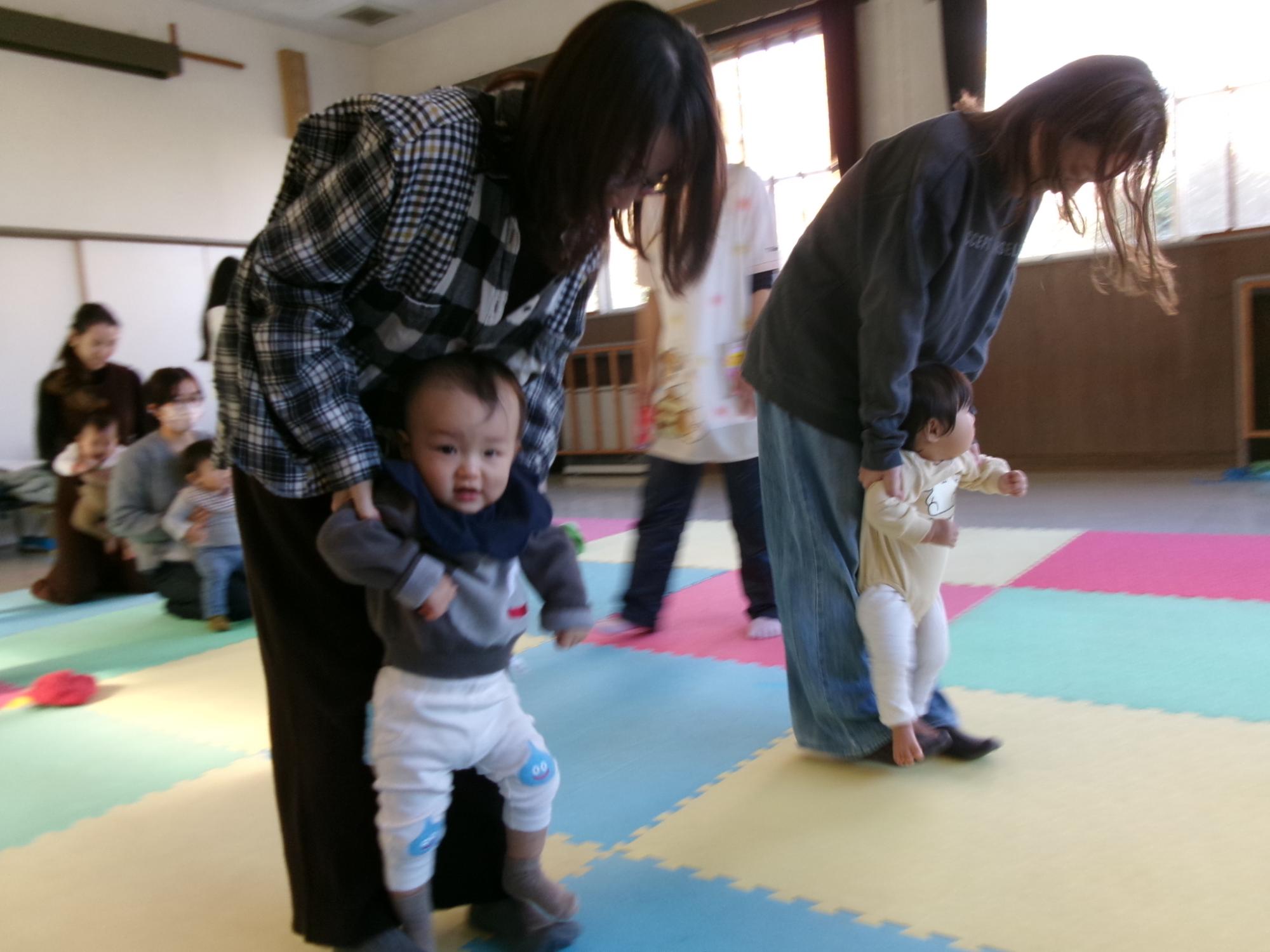 乳幼児親子が運動会の競技に参加している様子の写真