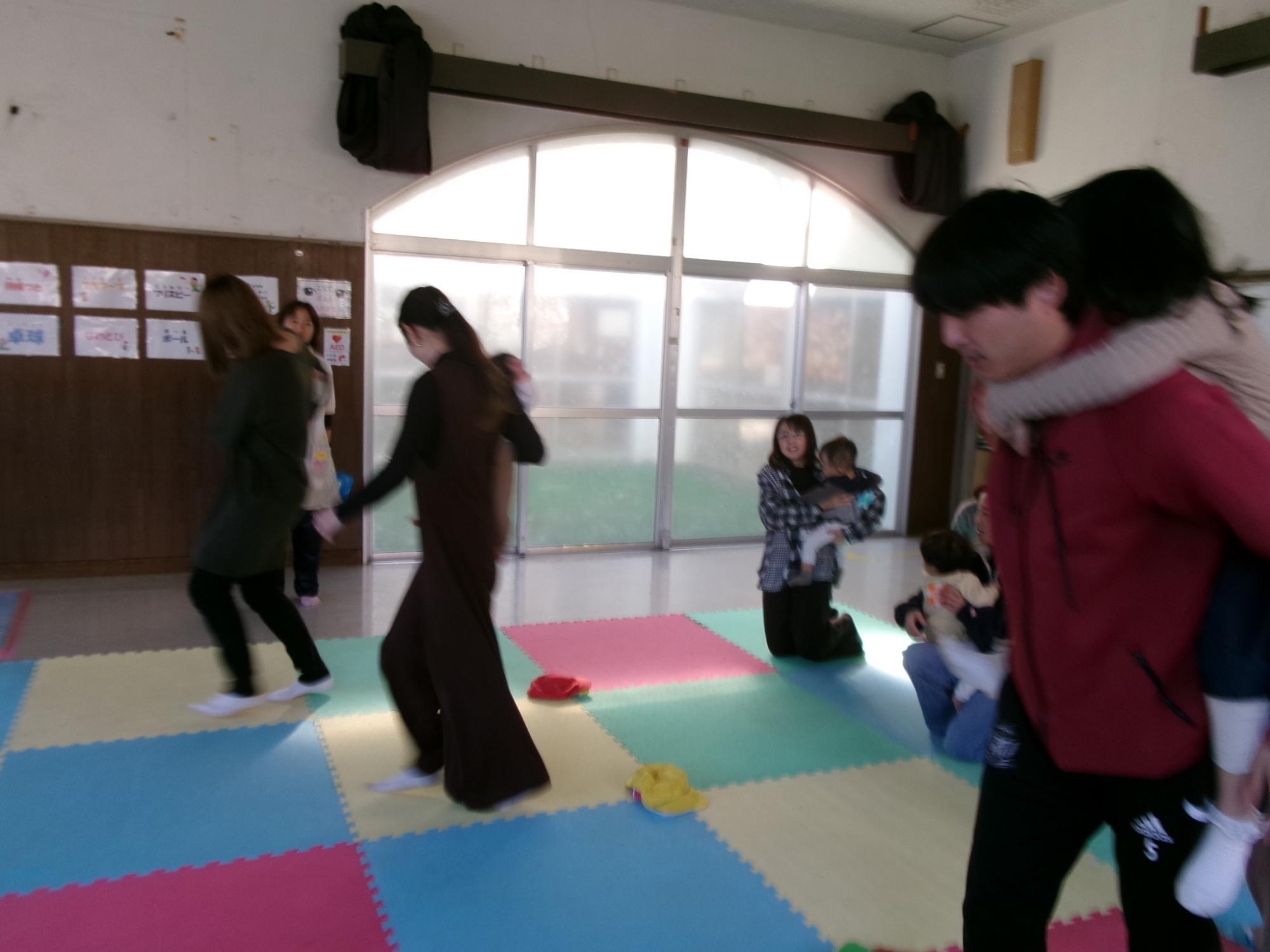 乳幼児親子が運動会の競技に参加している様子の写真