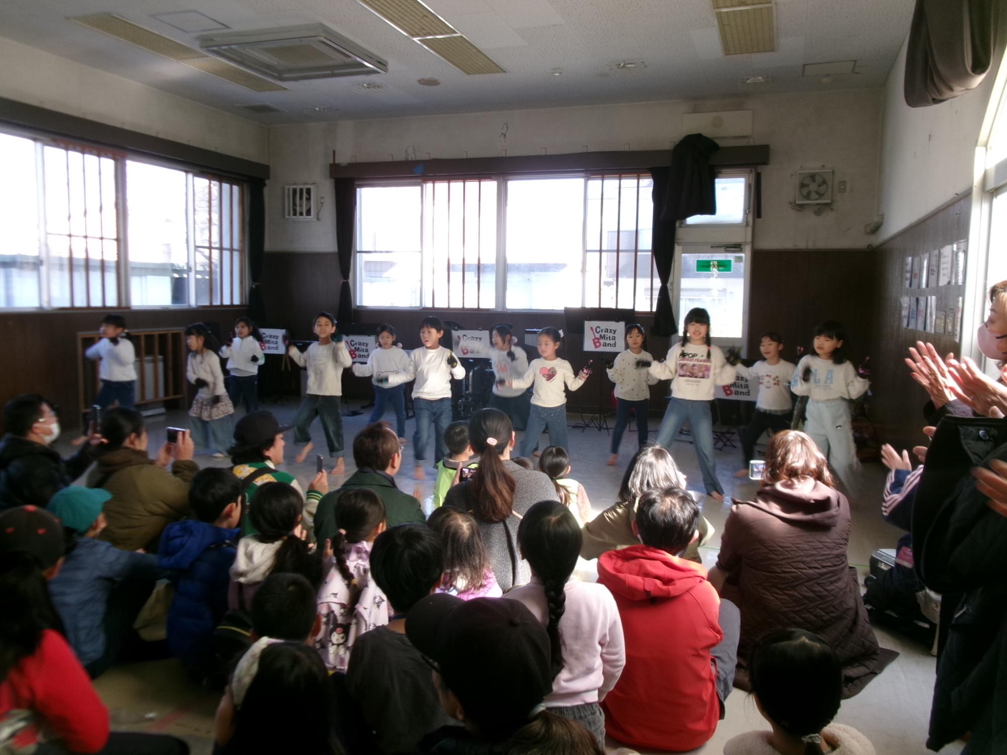 開会式でダンスを披露しているわくわくプラザの子どもたちの様子