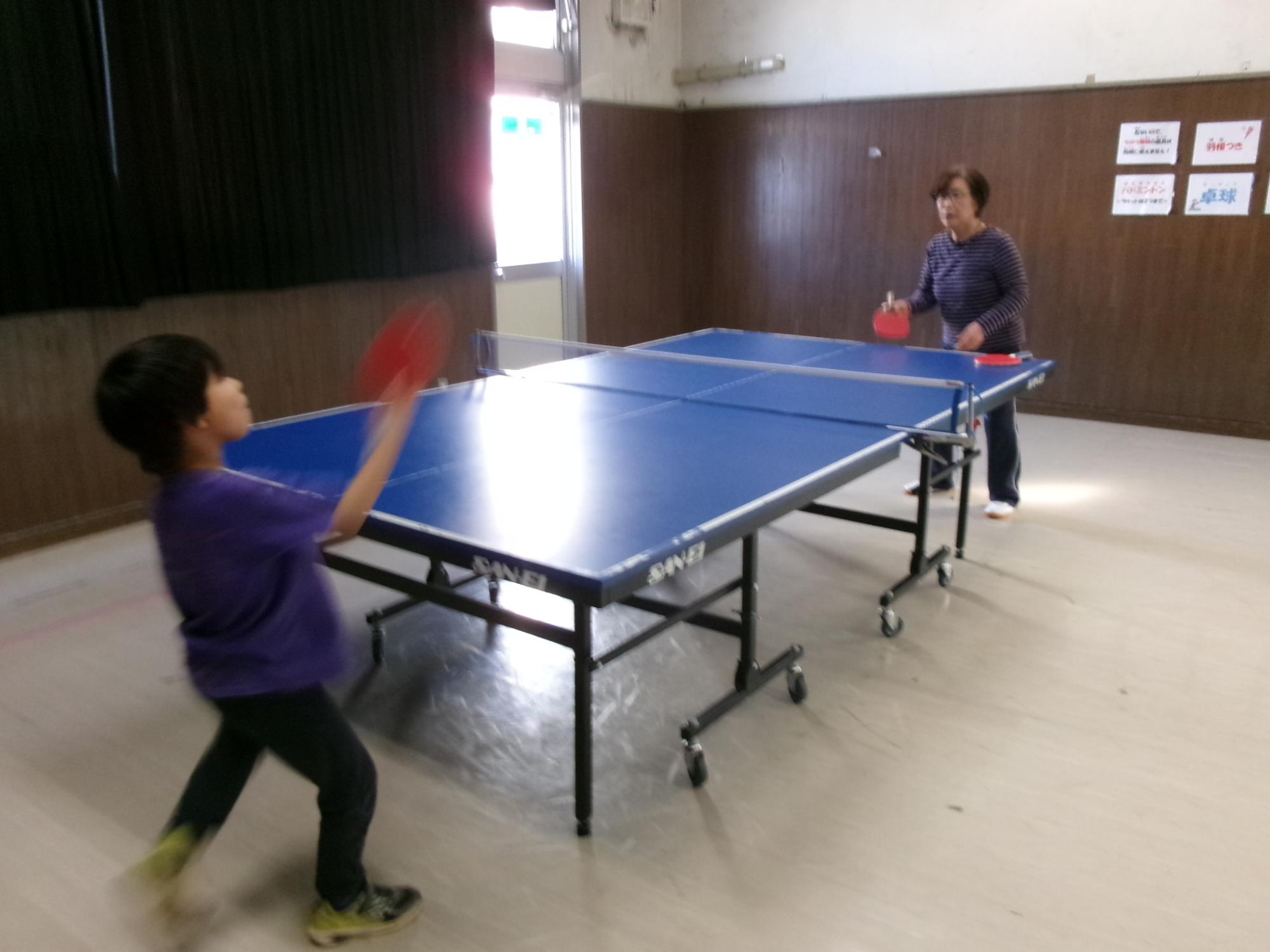 地域の方と一緒に卓球を楽しんでいる子どもの写真