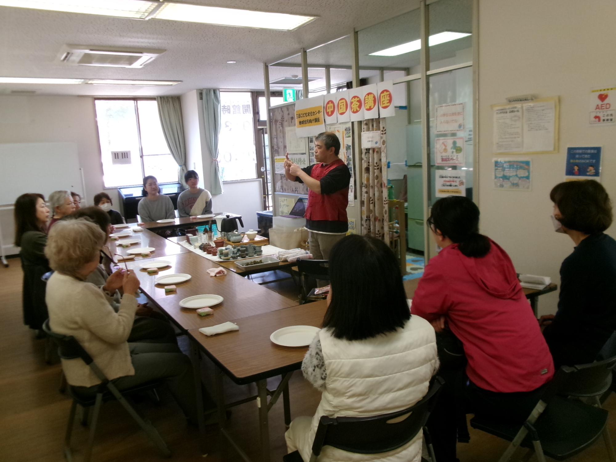 中国茶について講義を受けている参加者の様子の写真