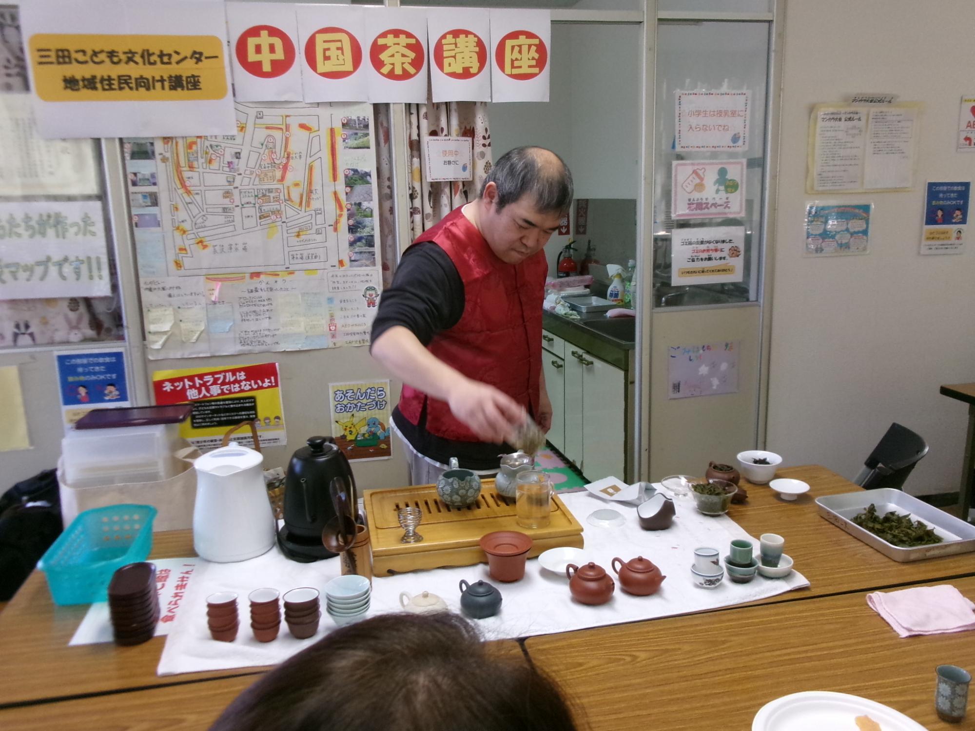 中国茶の淹れ方を実演している講師の写真
