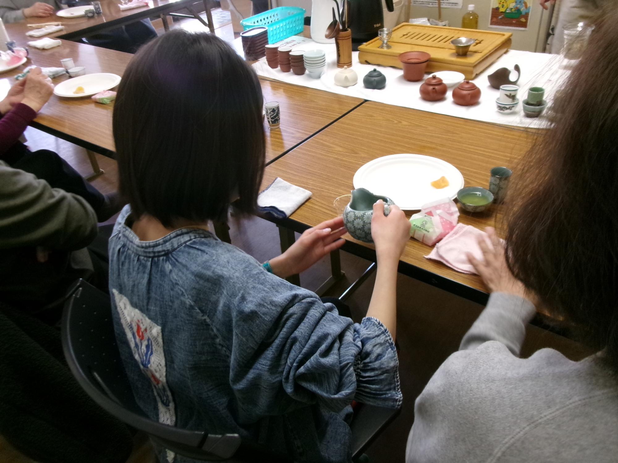 淹れ方を体験している参加者の写真