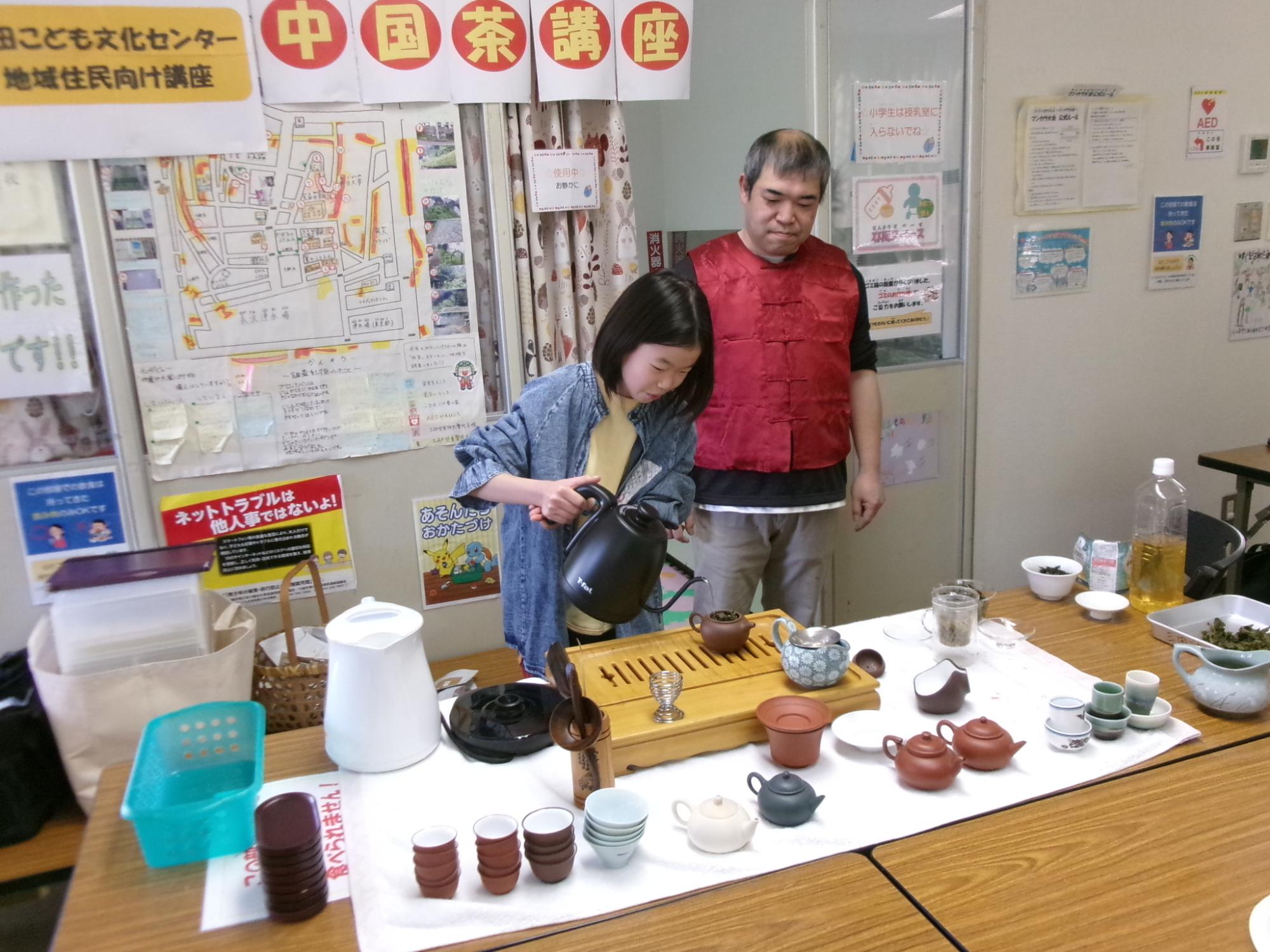 淹れ方を実践している参加者の写真