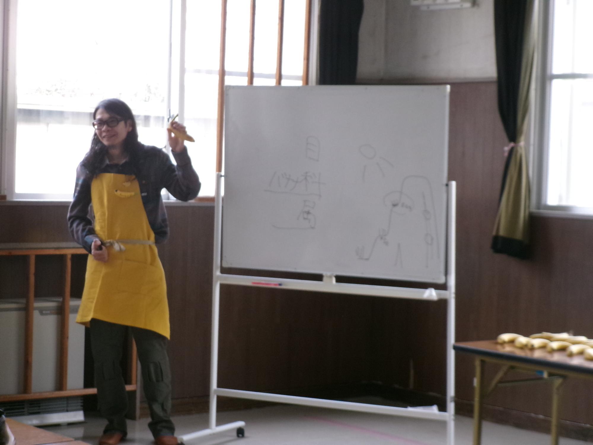 講師であるクリエイターのエンドケイプさんがバナナについて講義している様子の写真