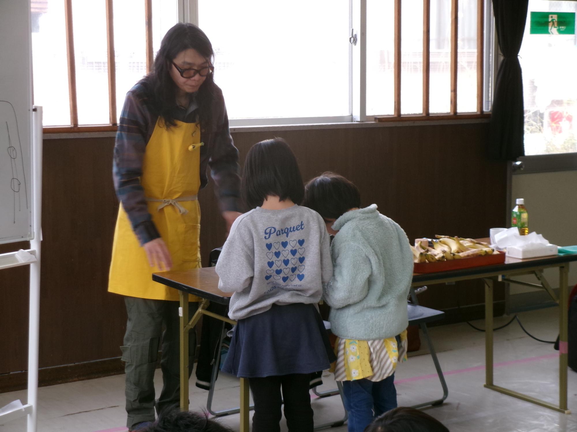 エンドケイプさんの作品を見ている児童の様子の写真