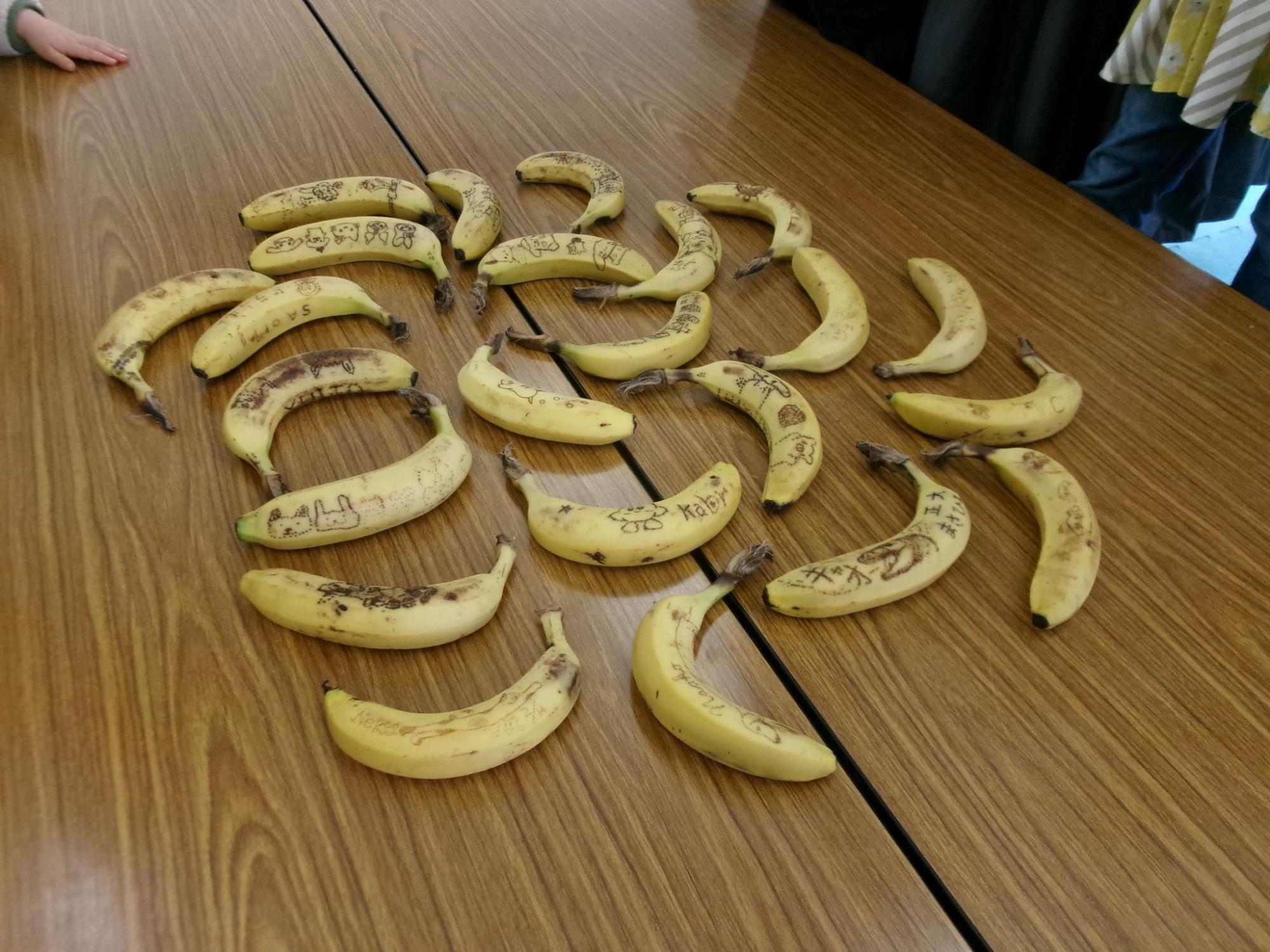 完成したバナナアートが並んでいる写真