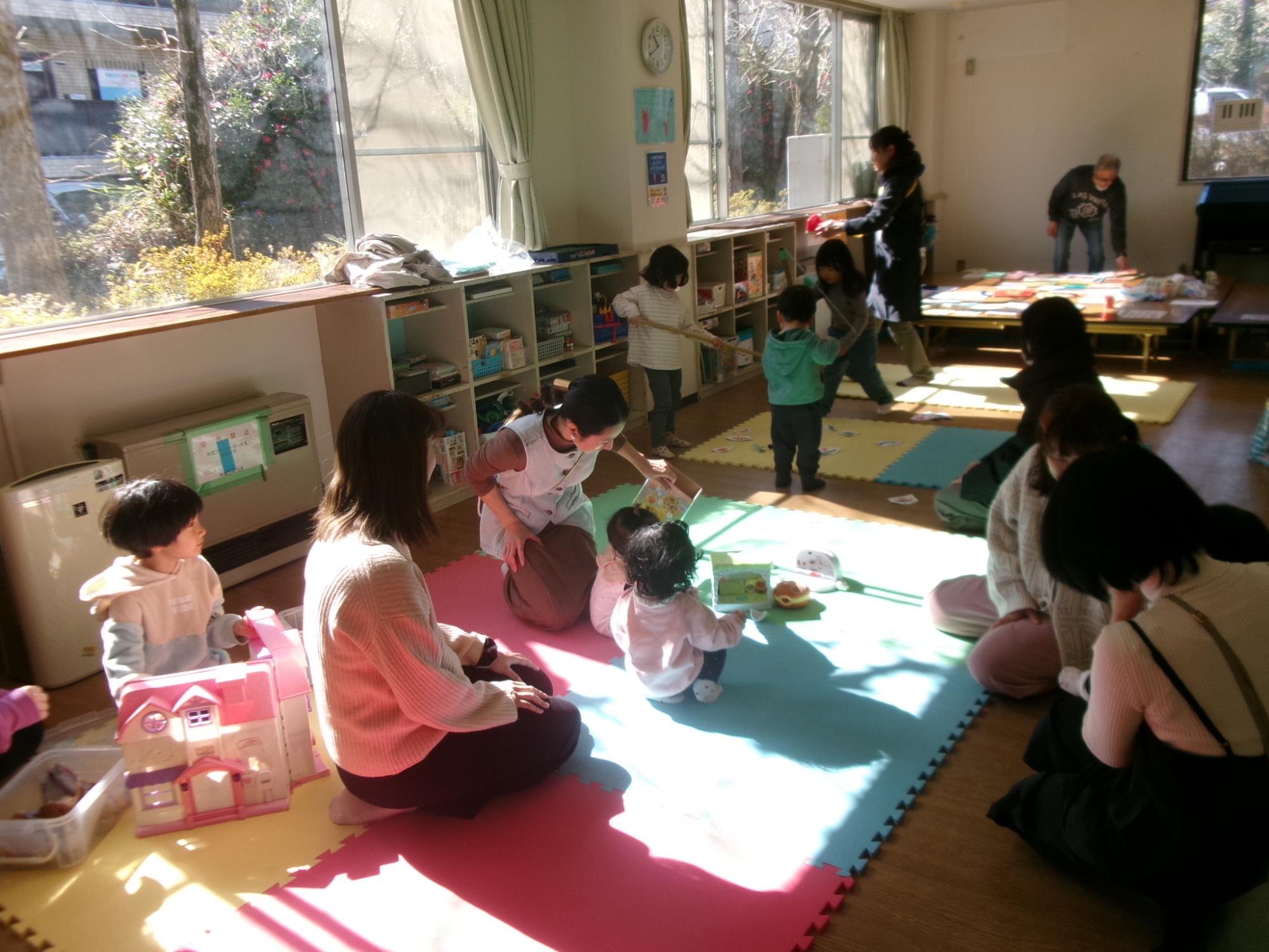 おもちゃや魚釣り遊び、絵本などが置かれている会場の様子