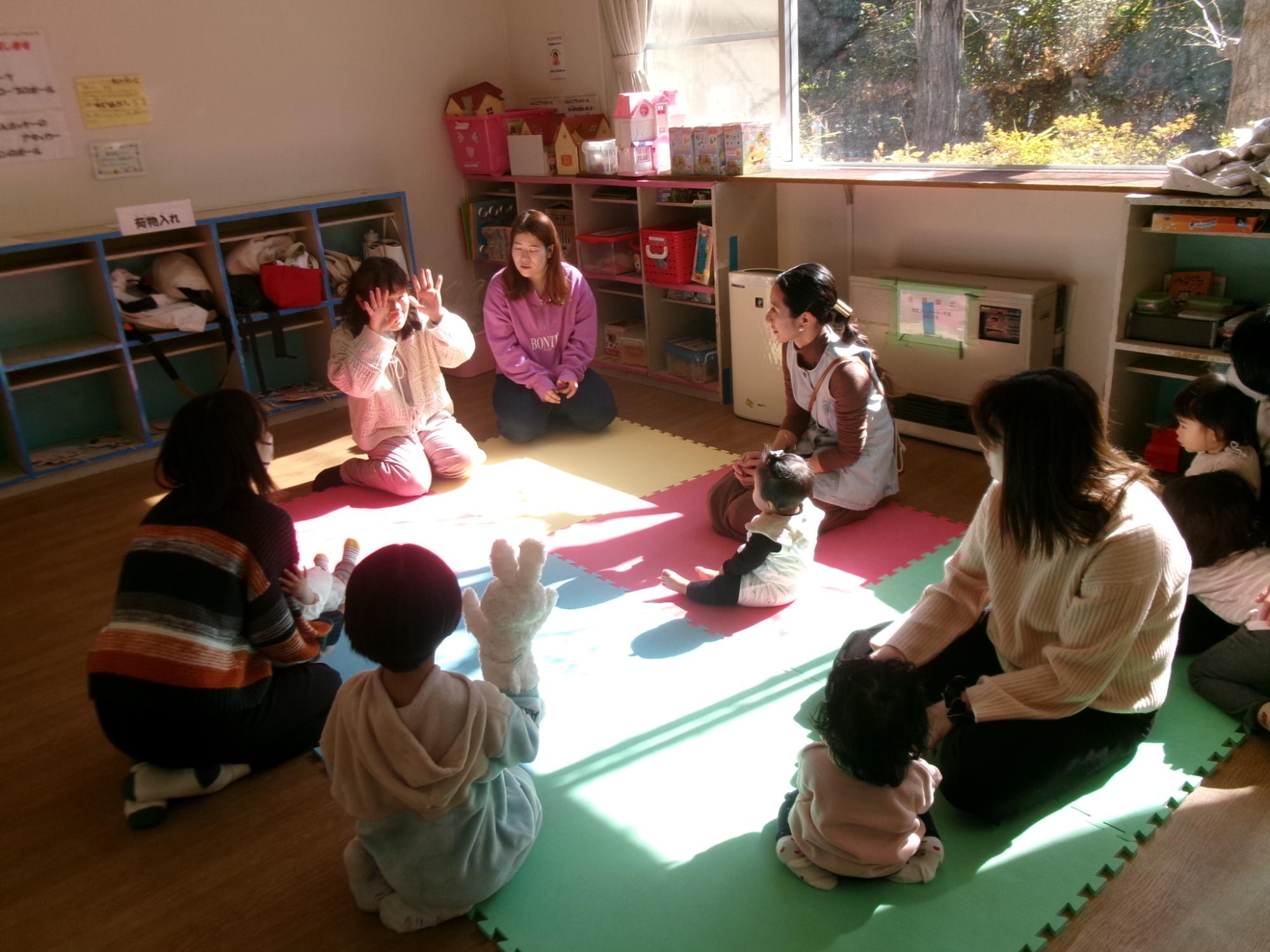 手遊びをしている講師と参加者の写真