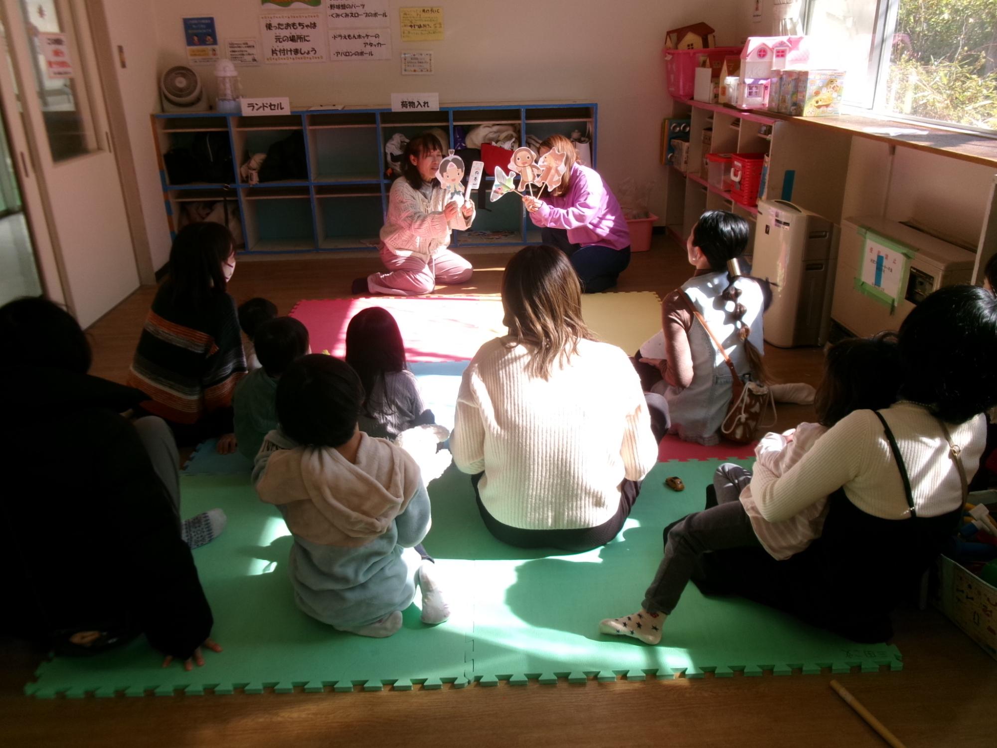 桃太郎のペープサートを鑑賞している参加者の写真