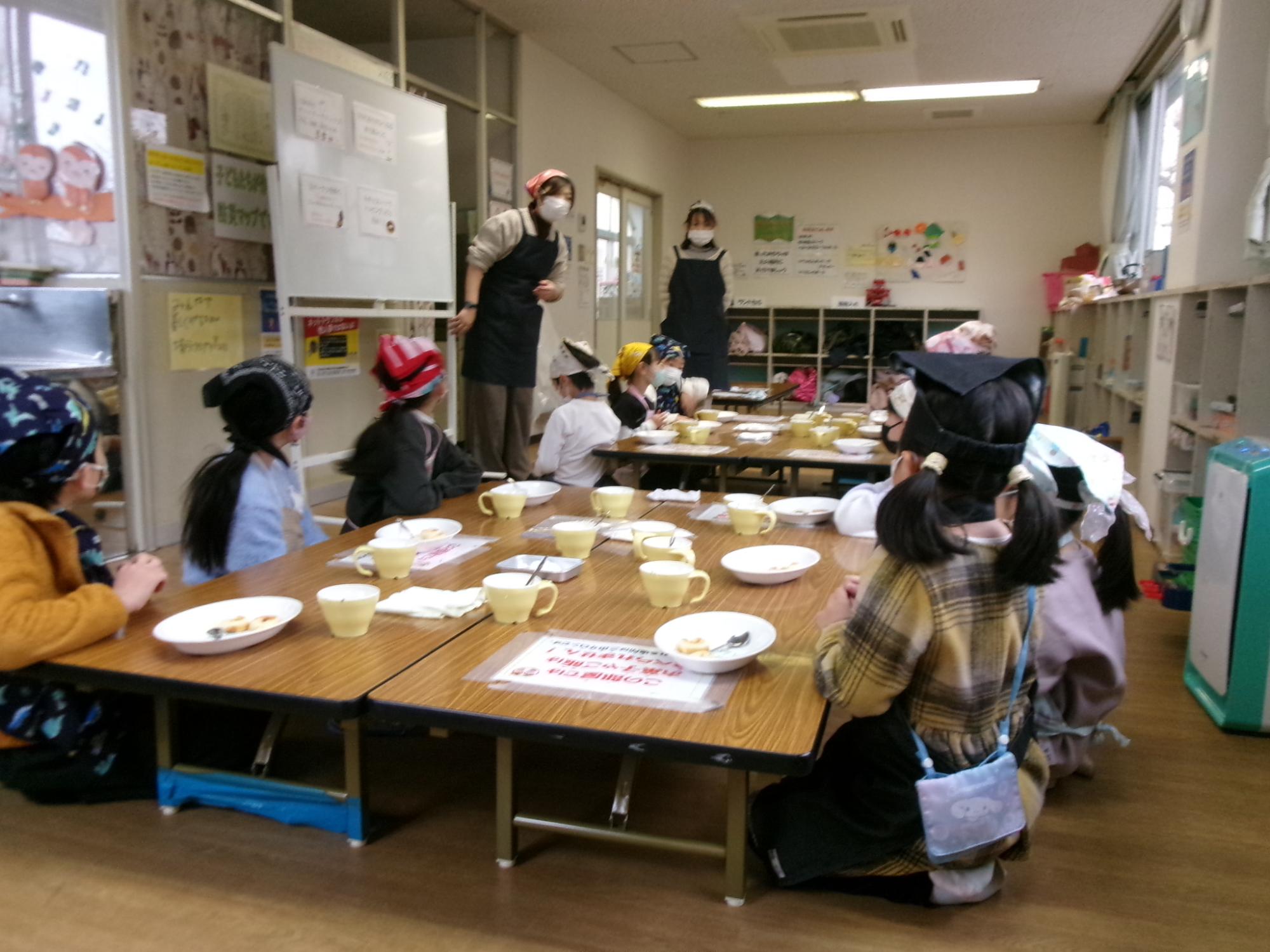 クッキングの参加児童が説明を受けている様子の写真