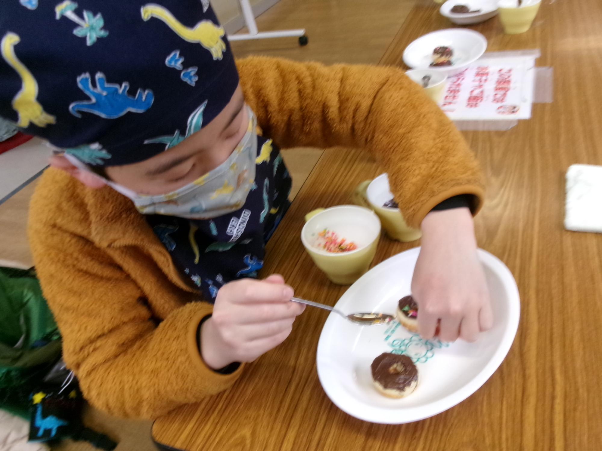 児童がカラースプレーでコーティングしている様子の写真