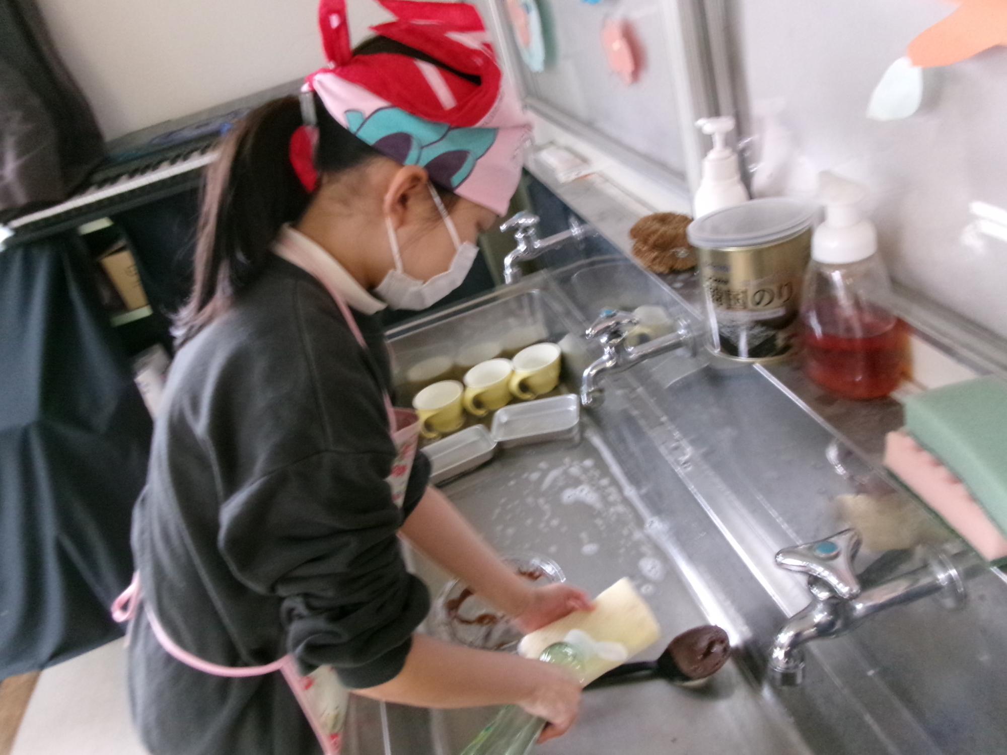 児童が食器を洗っている様子の写真