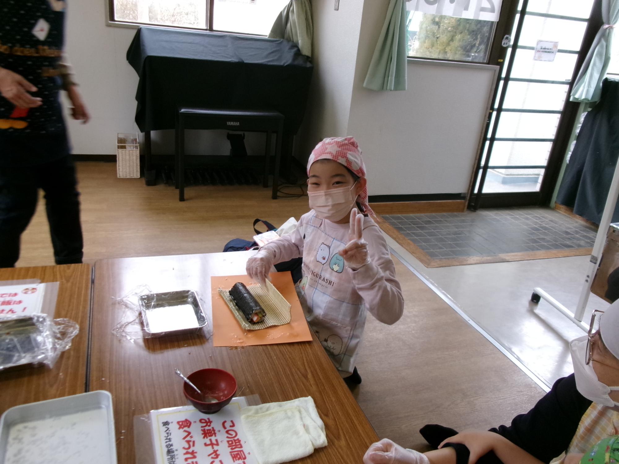 綺麗に太巻きを巻くことができた児童の写真