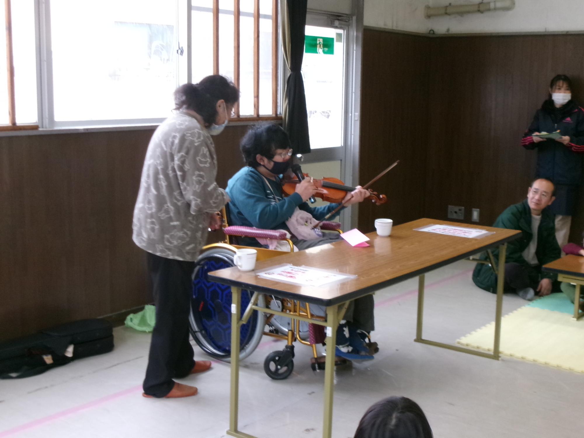 オープニングの大薗さんによるヴァイオリン演奏の様子の写真