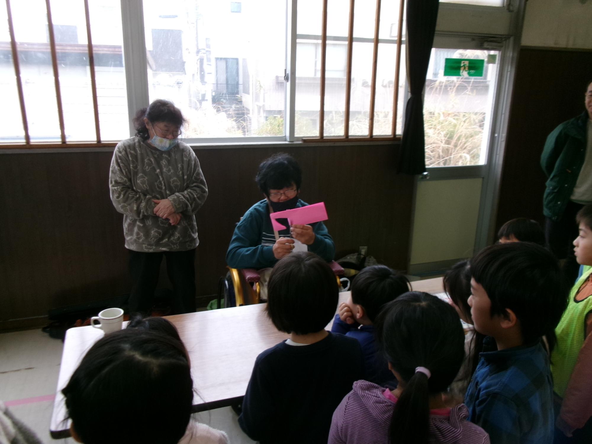 大薗さんによる立体切り絵の実演の様子の写真