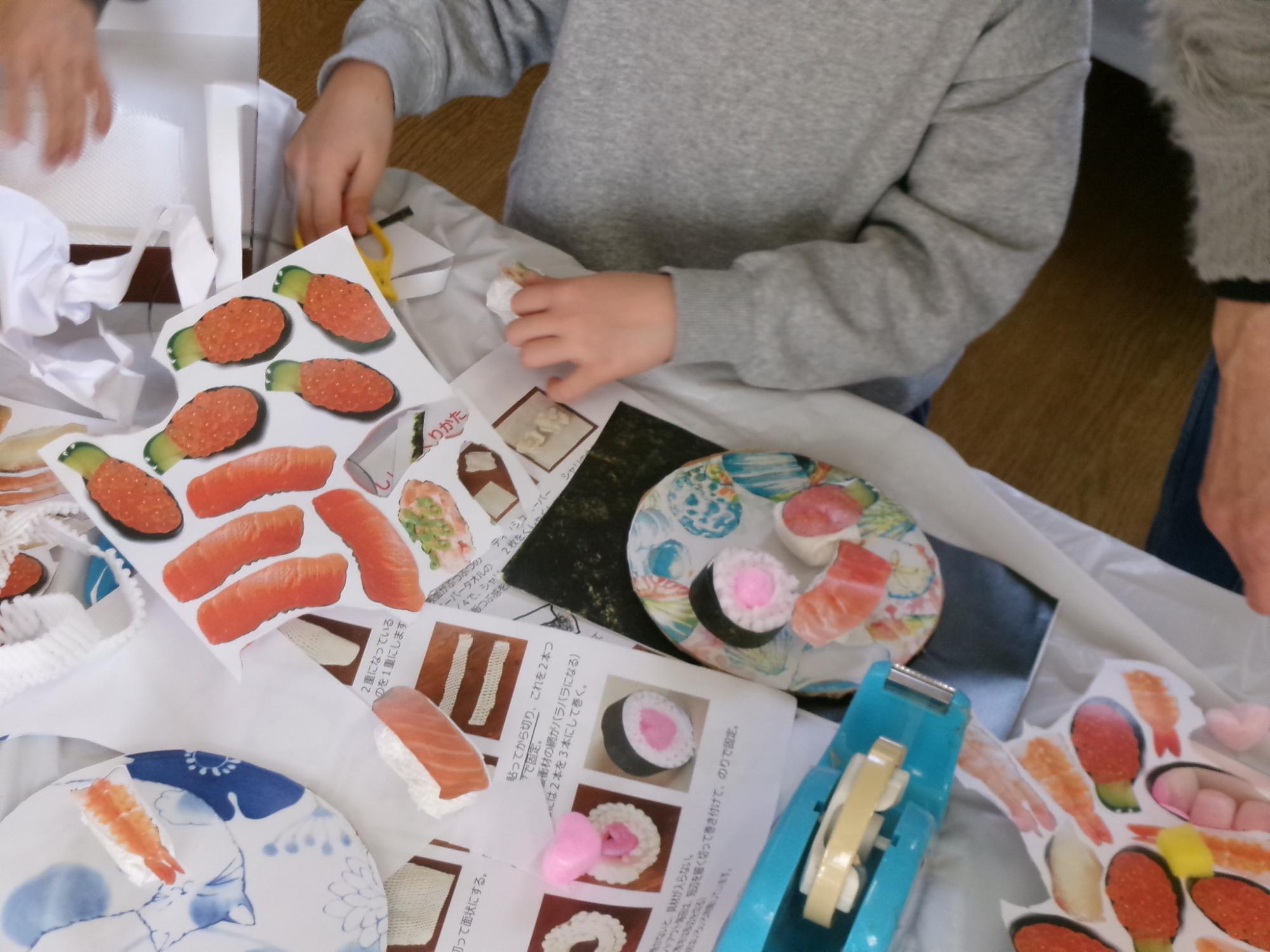 リアルな寿司がプリントされた紙などの工作材料の写真