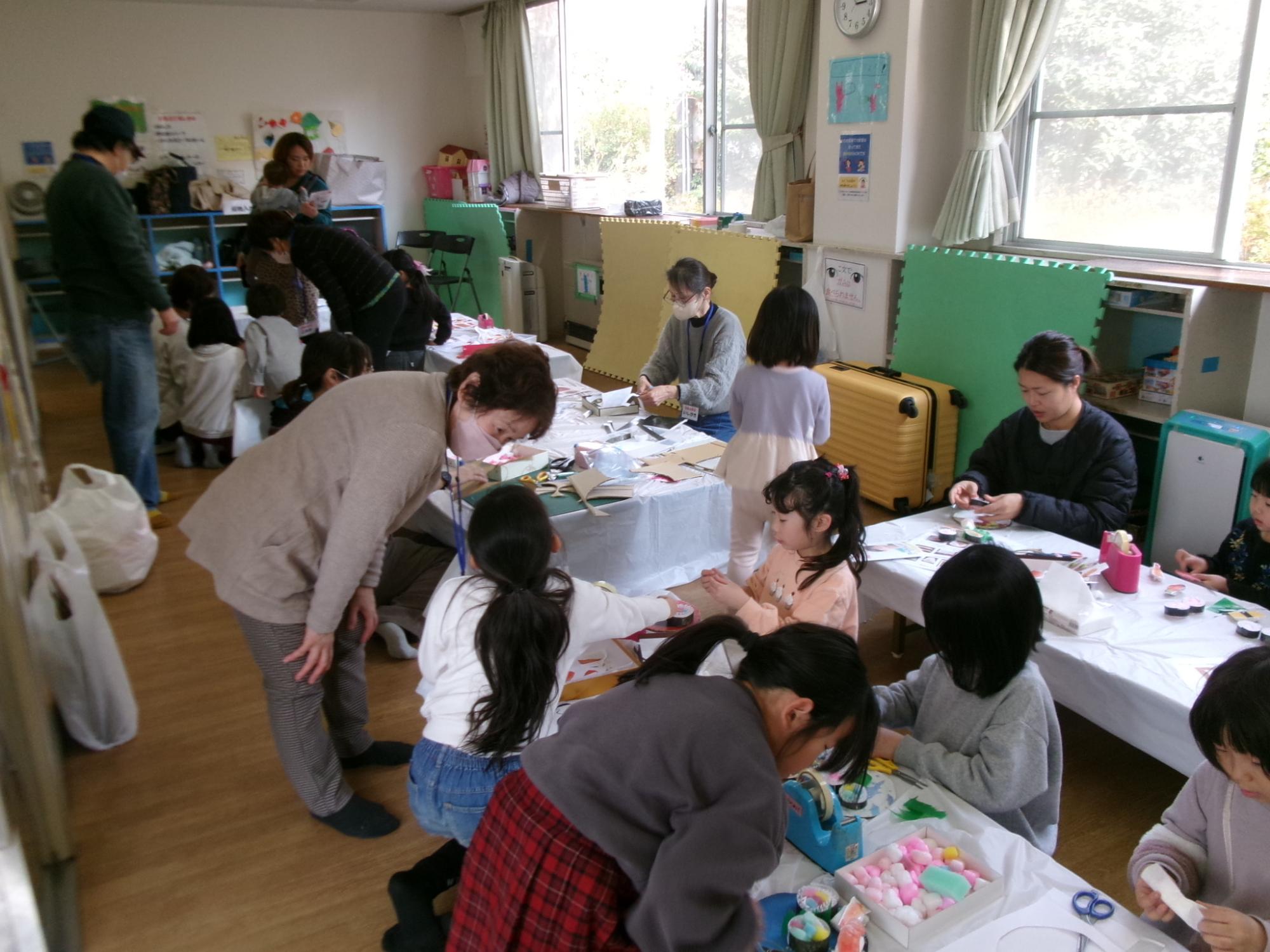 工作行事の会場と、参加者の写真