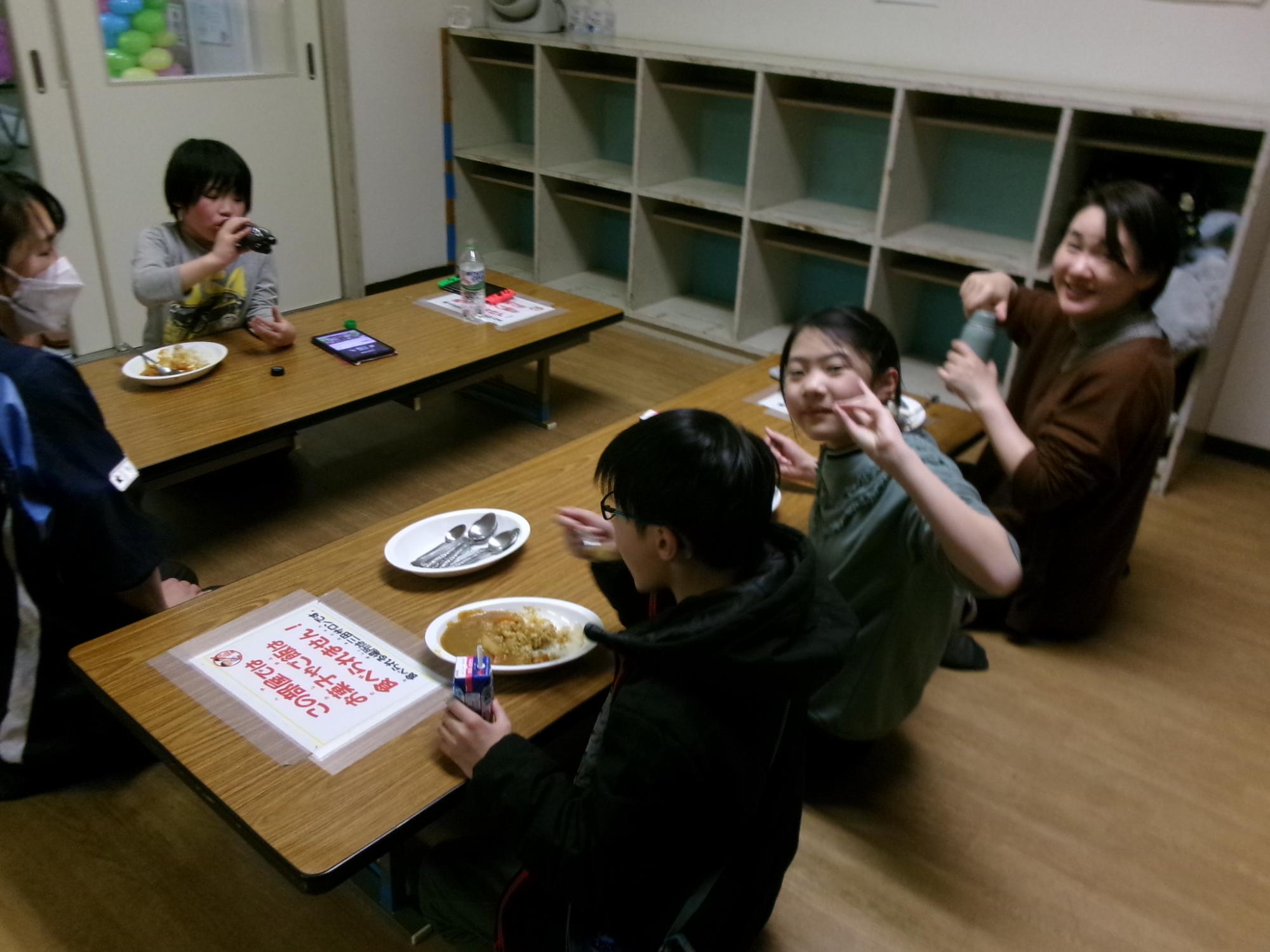 カレーを食べている参加者の写真