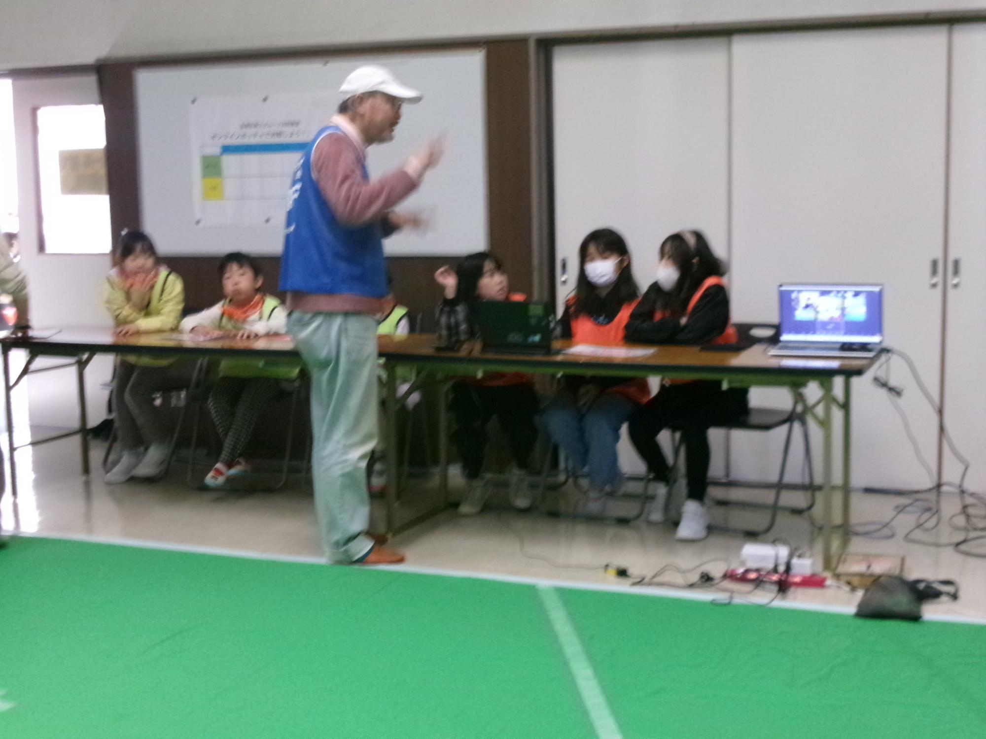 オンラインボッチャ普及協会の方がタブレットの操作説明を参加児童にしている様子