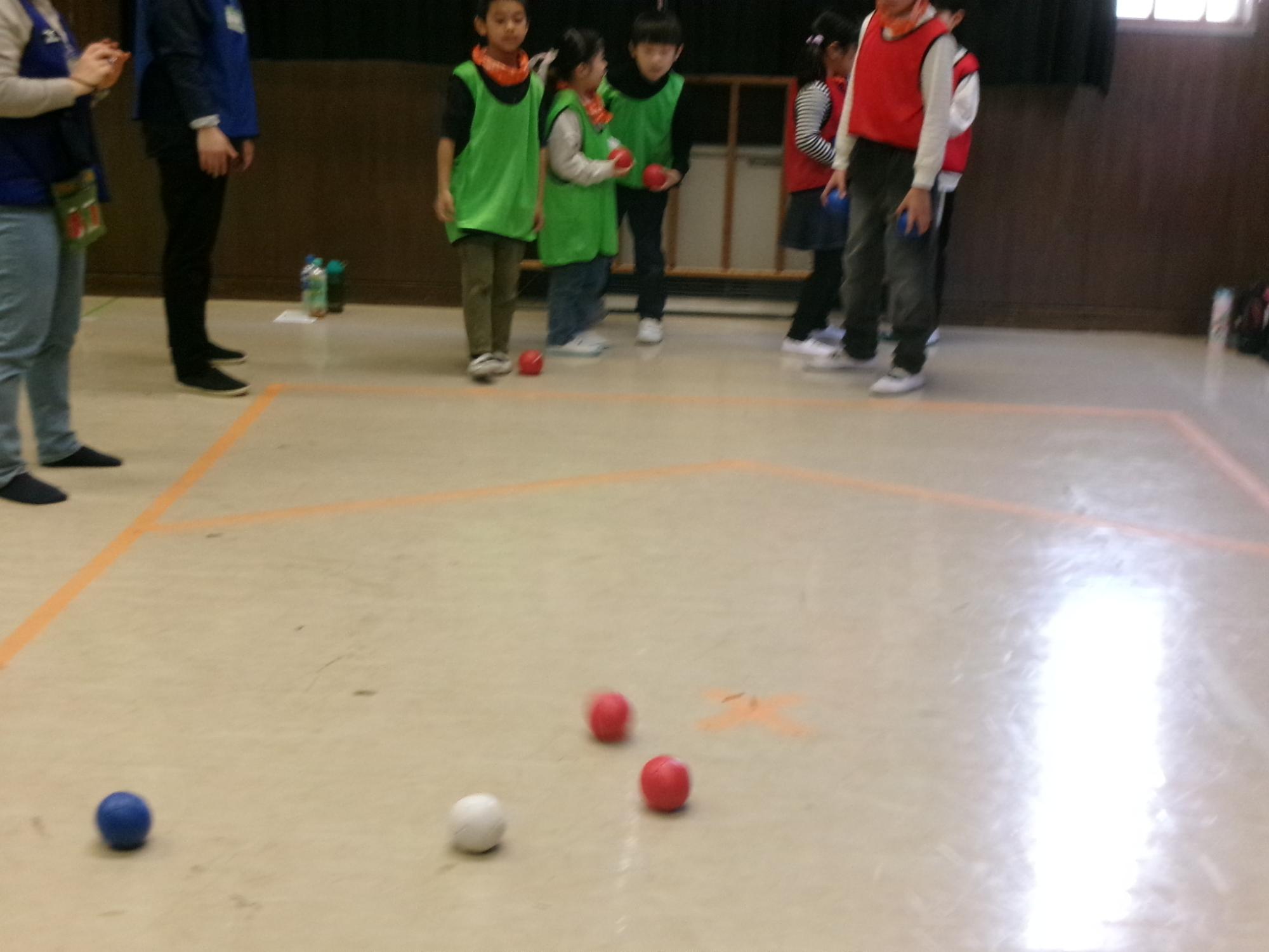 児童がボッチャをして交流している様子の写真