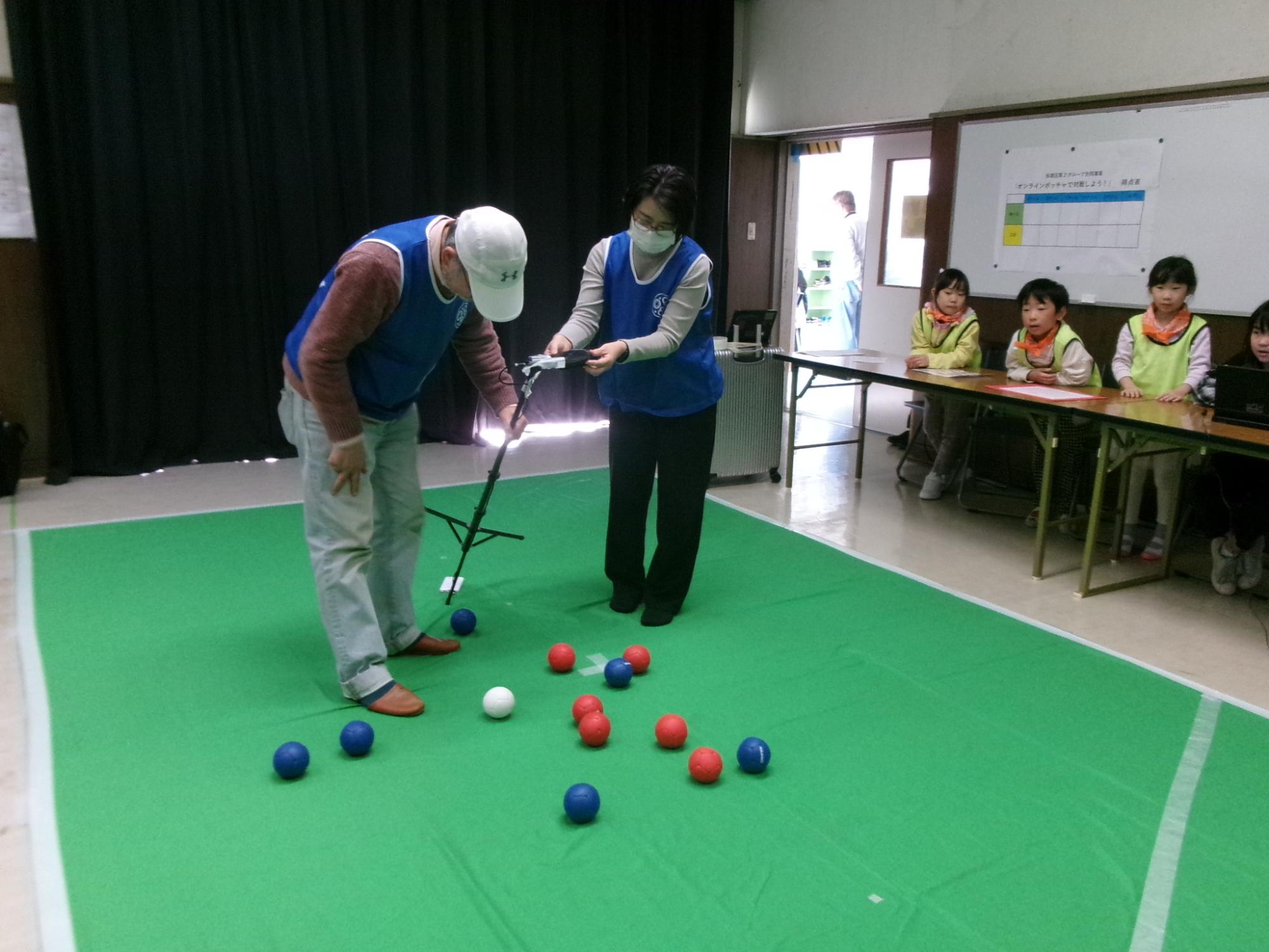 オンラインボッチャの試合結果をカメラで映している様子