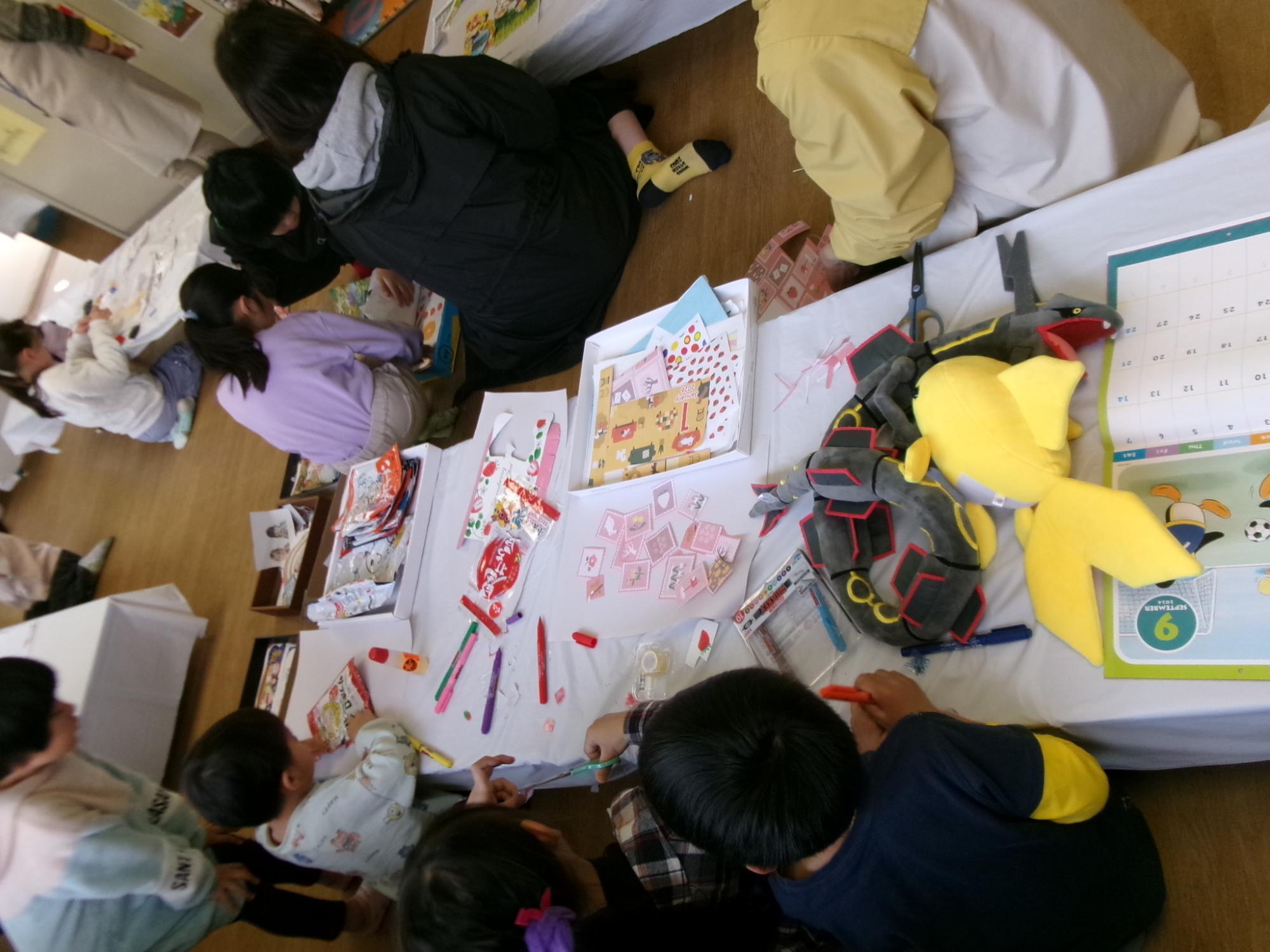 コラージュ工作の素材を広げて児童が選んでいる様子