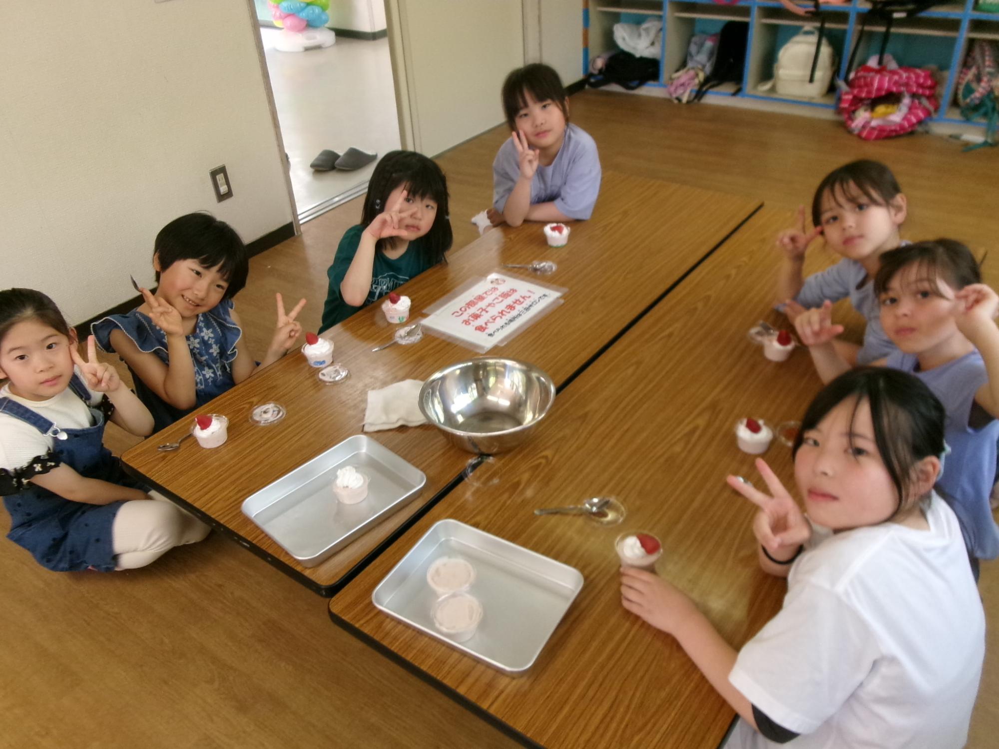 完成したいちごムースと子どもたちの集合写真