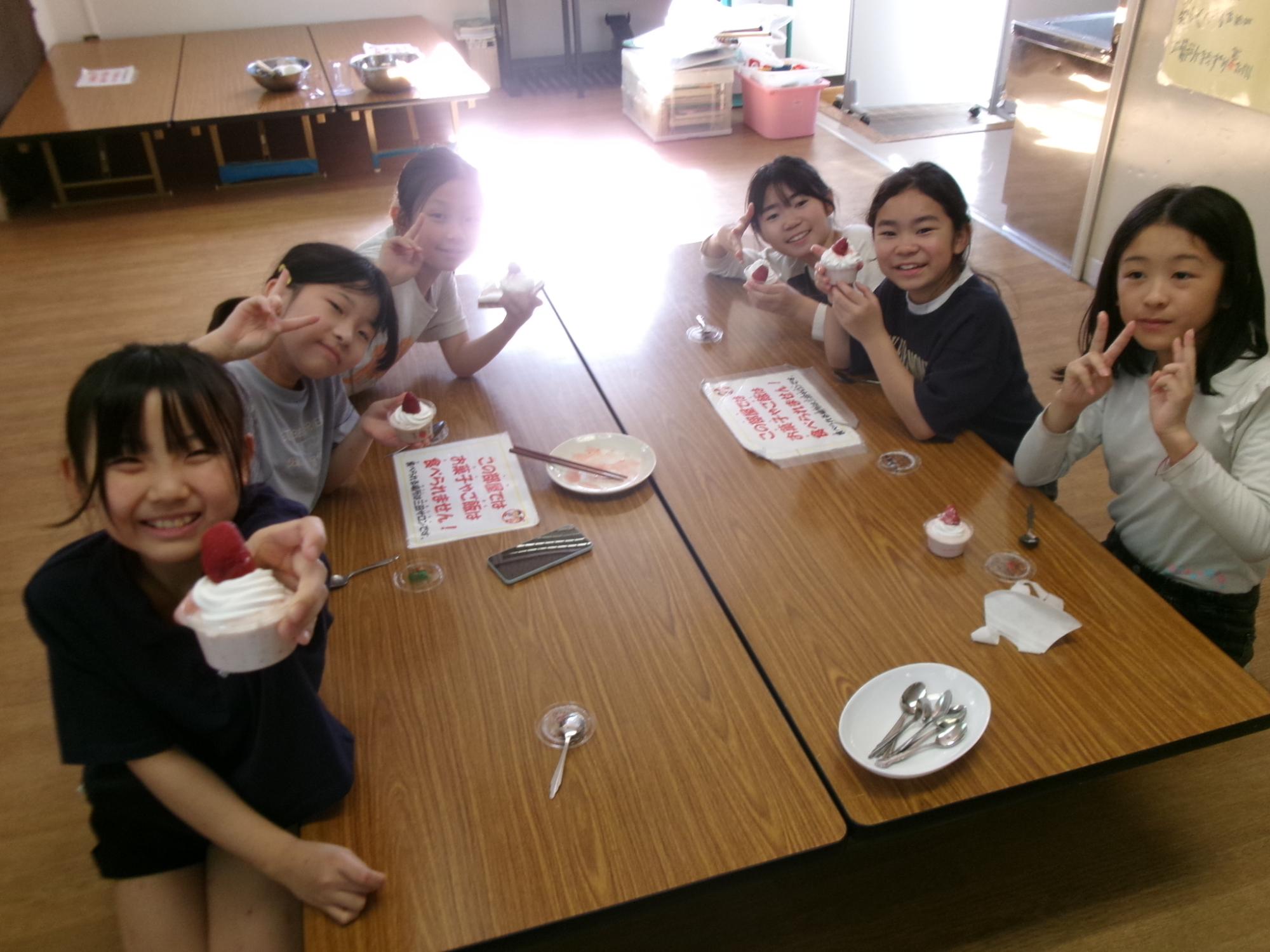 完成したいちごムースと子どもたちの集合写真