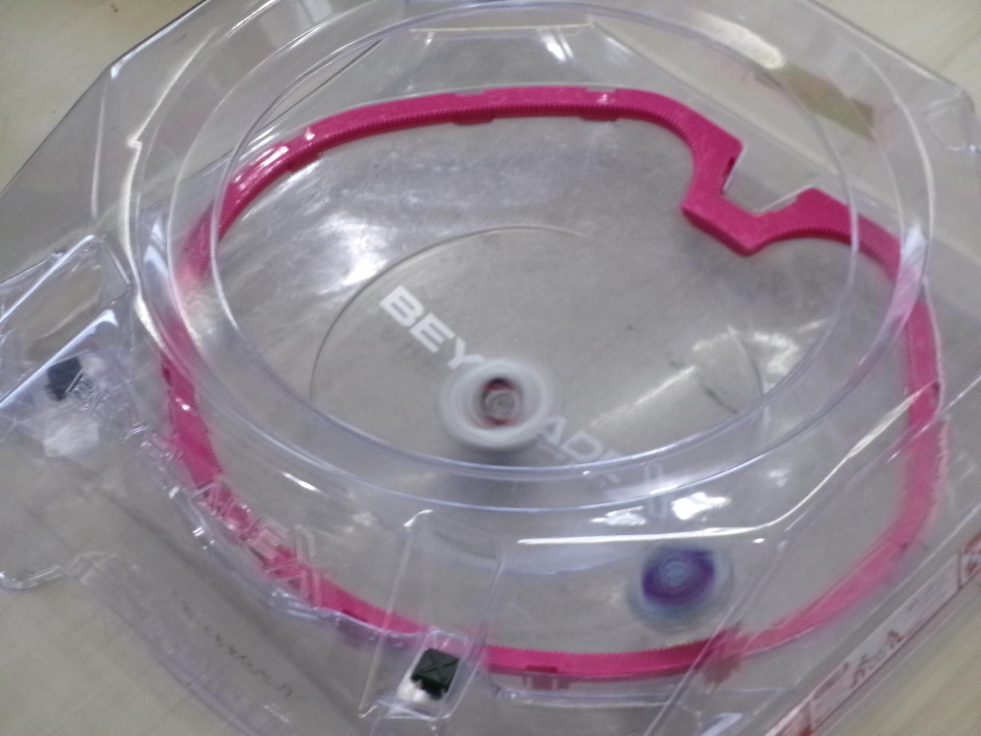 回っているベイブレードの写真