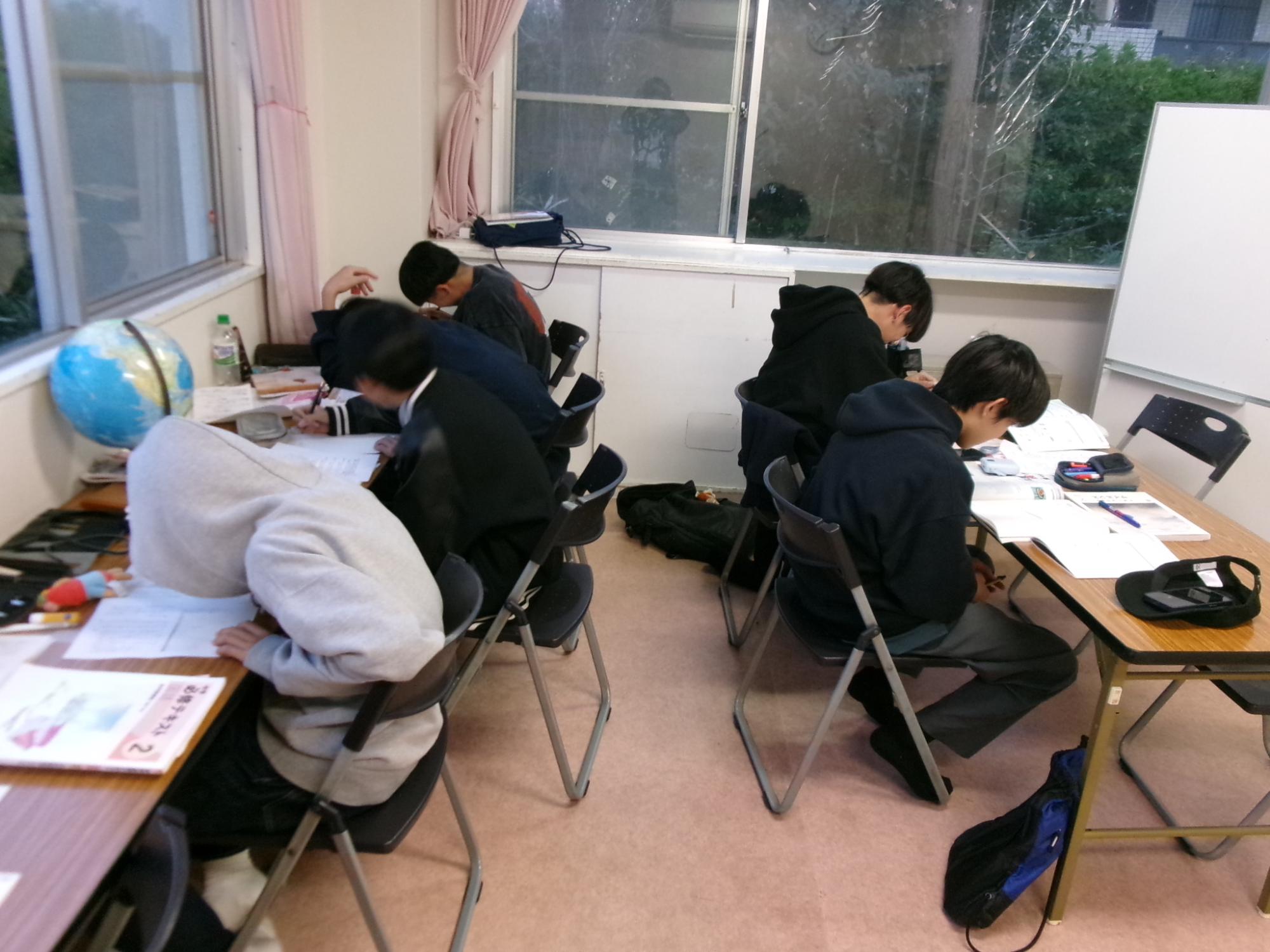 学習室で勉強をしている中学生の写真