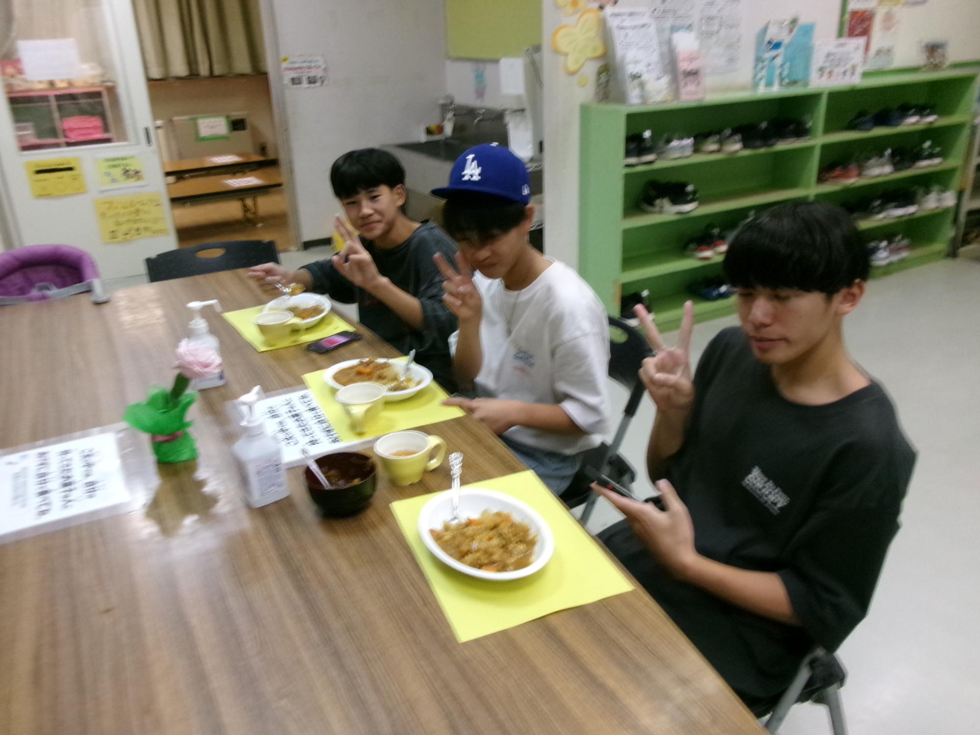 カレーを食べる中学生の写真