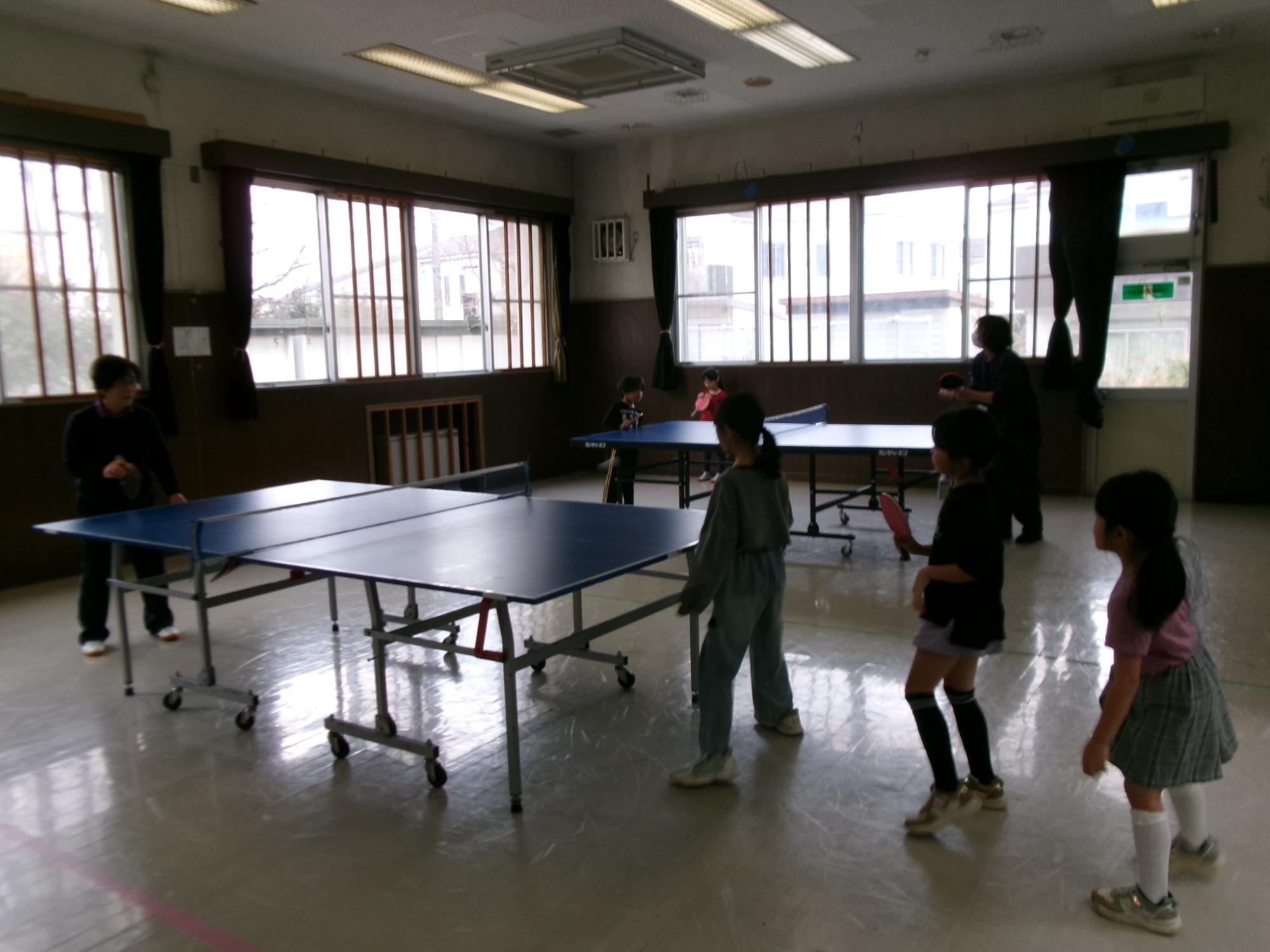 卓球をしている子どもの写真