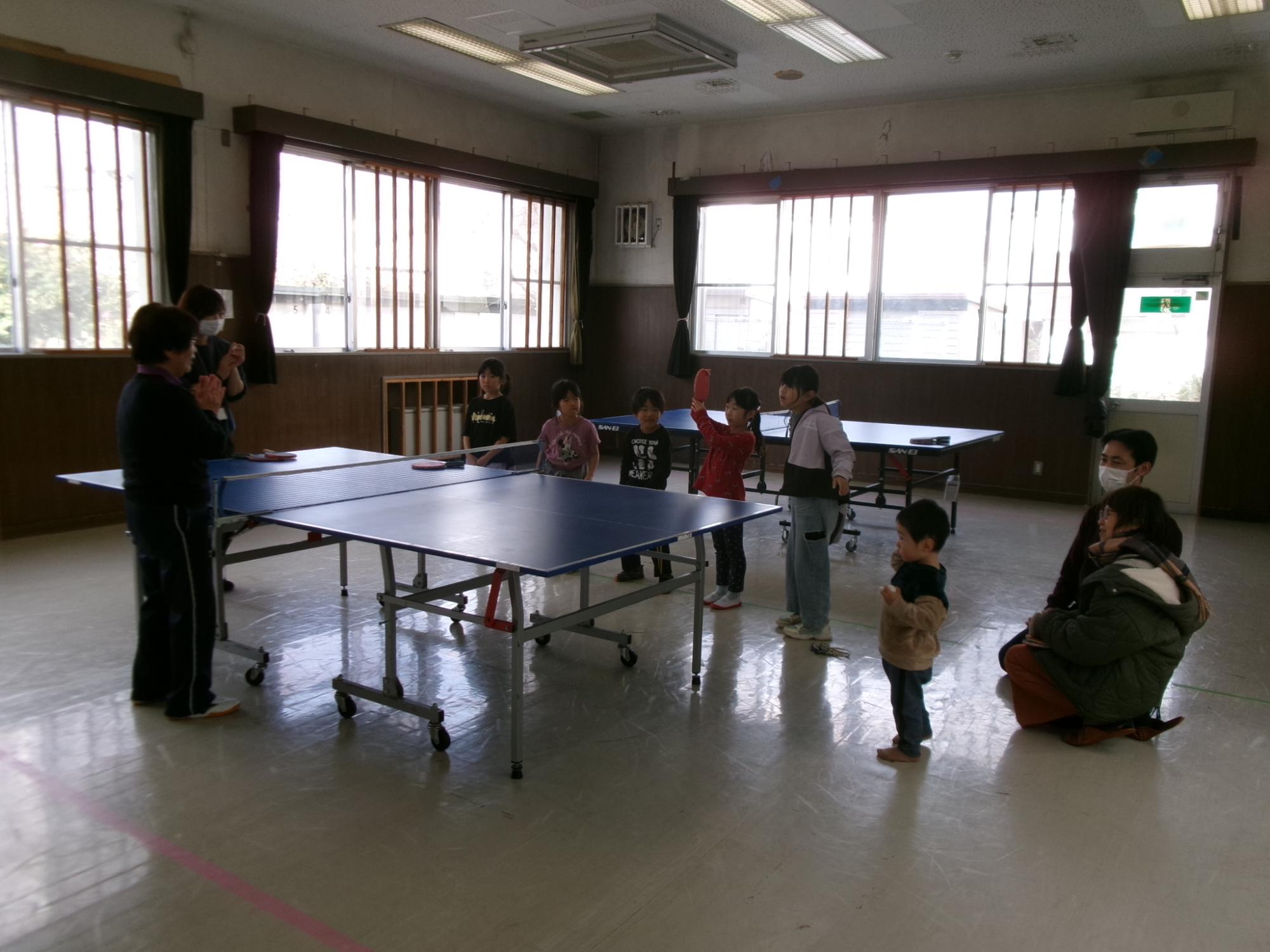 終了後の挨拶をしている参加者の様子の写真