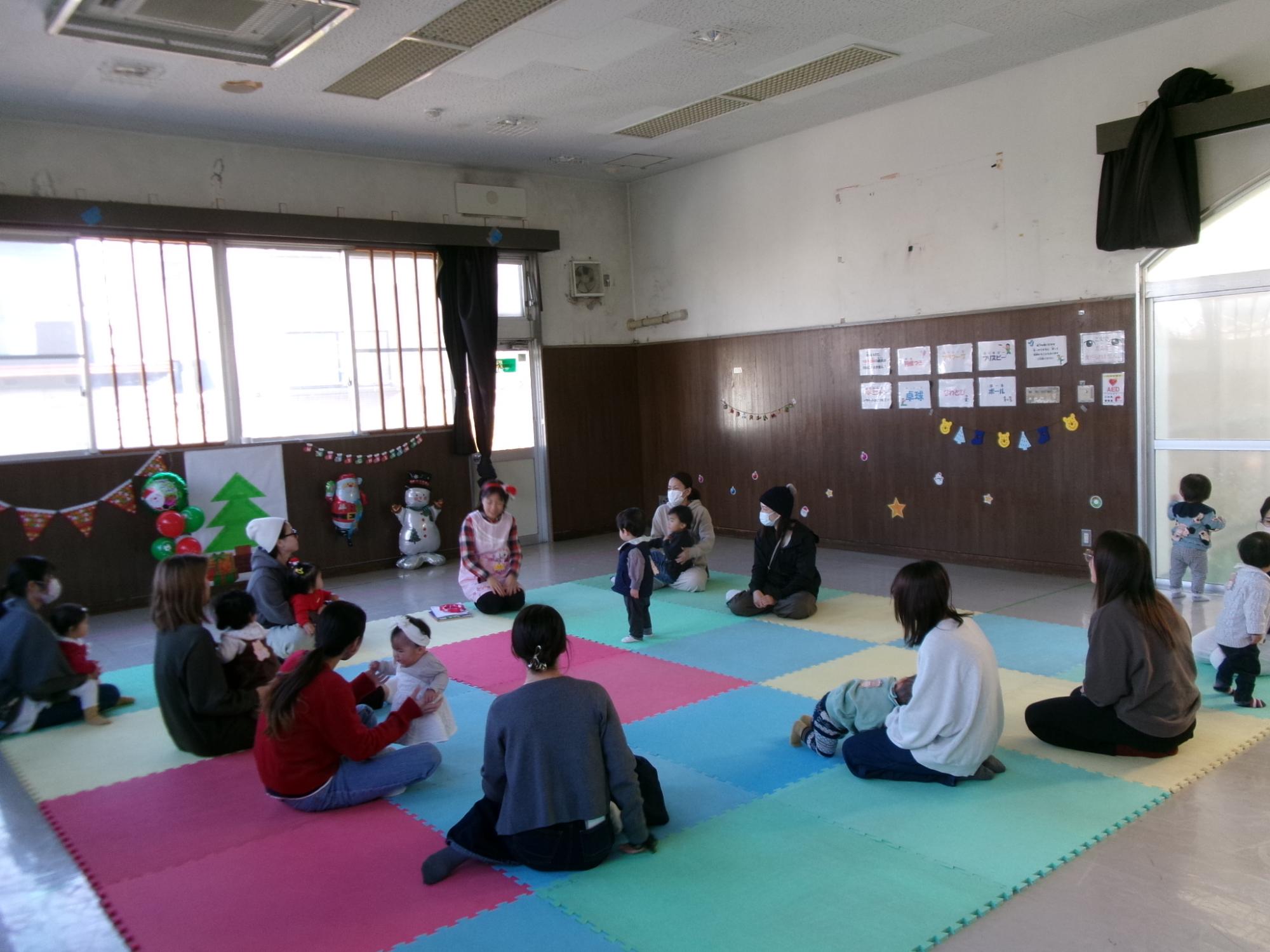 トレーニング室で幼児対象のクリスマスパーティをしている様子の写真