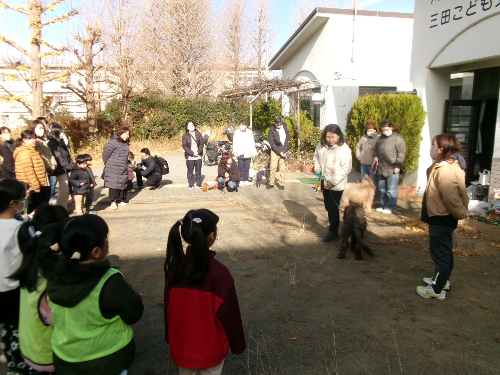 犬との触れ合い方のレクチャーを受けている参加者の写真