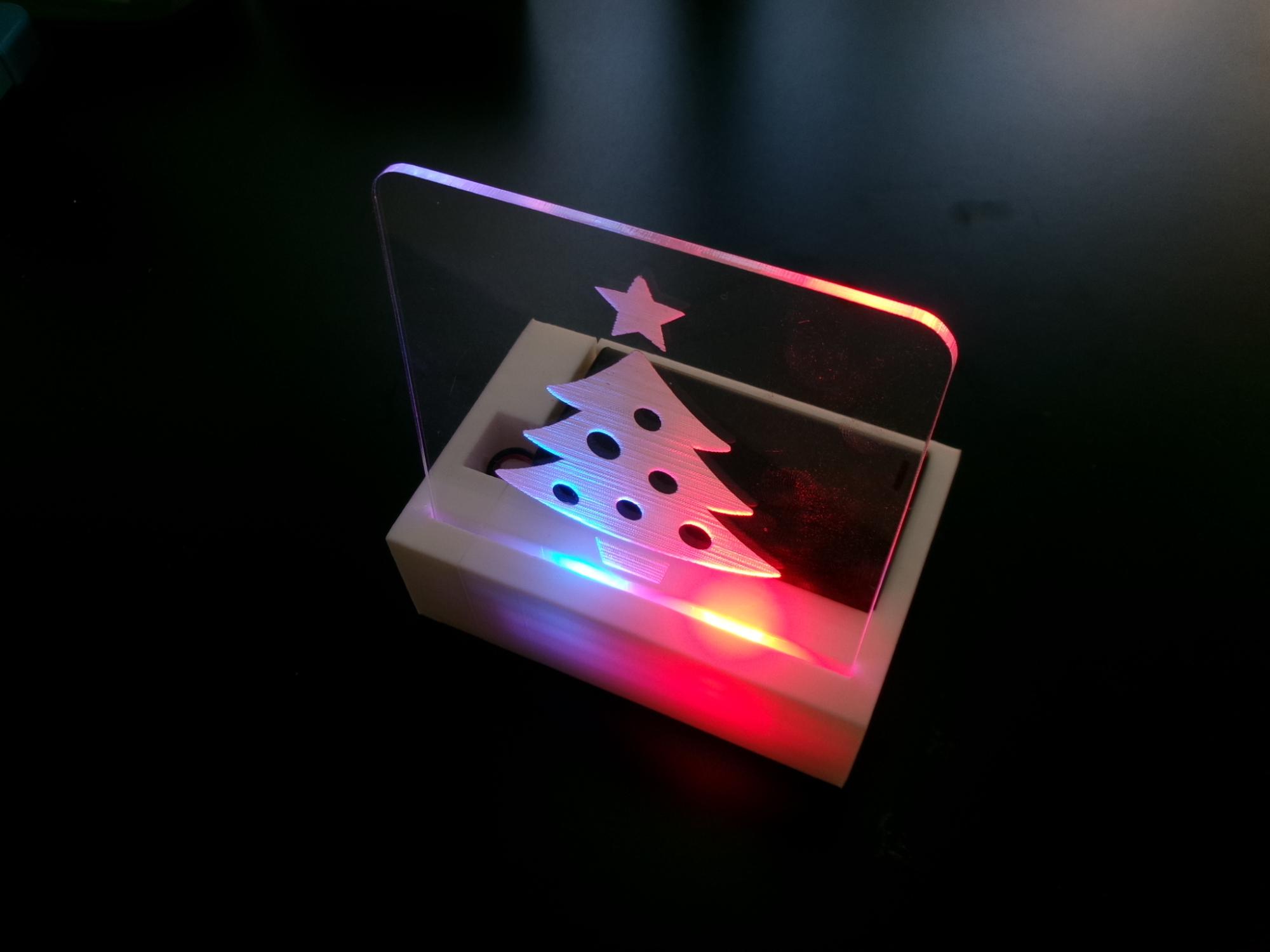 デザインをプリントしたアクリル板がライトで光っているオブジェの工作の写真