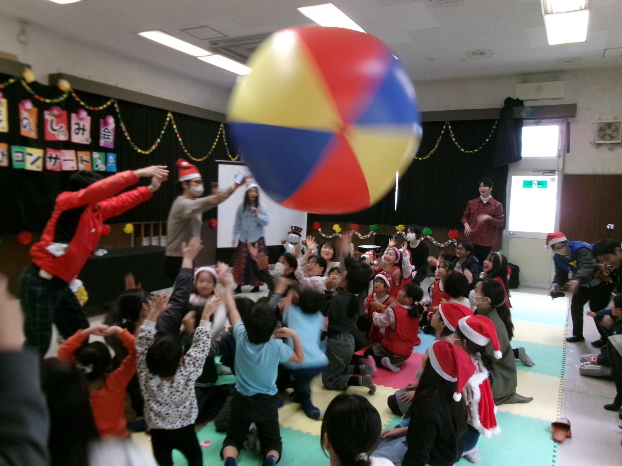 大きなボールで遊ぶ参加者の様子の写真