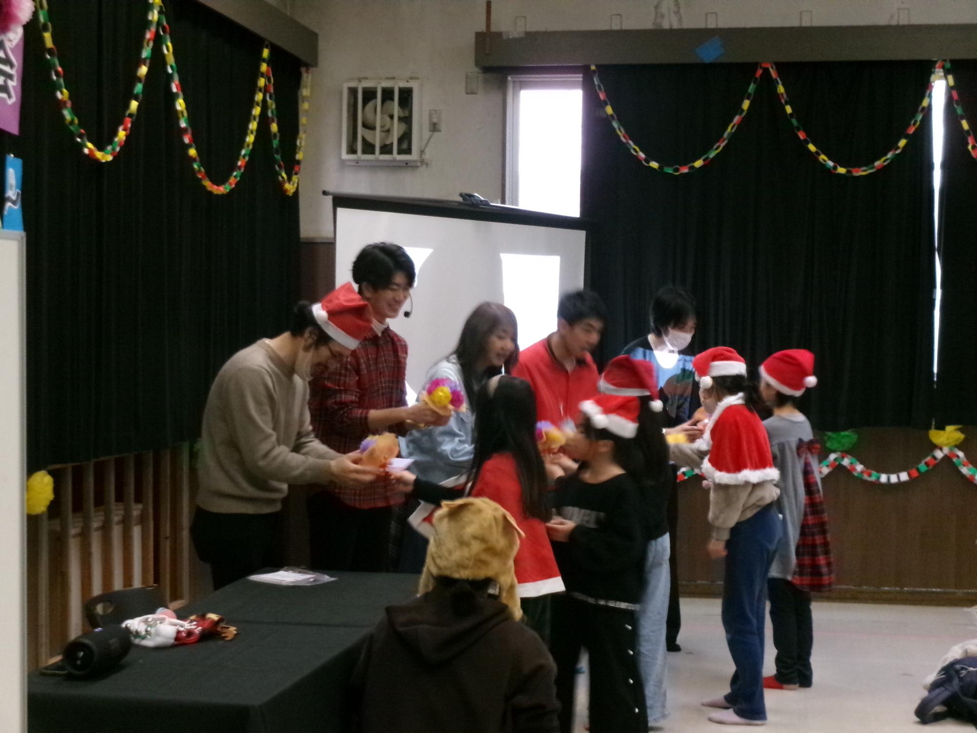 おりはぴの皆さんに、参加した子どもたちからお礼の手紙と手作りの花をお渡ししている様子の写真