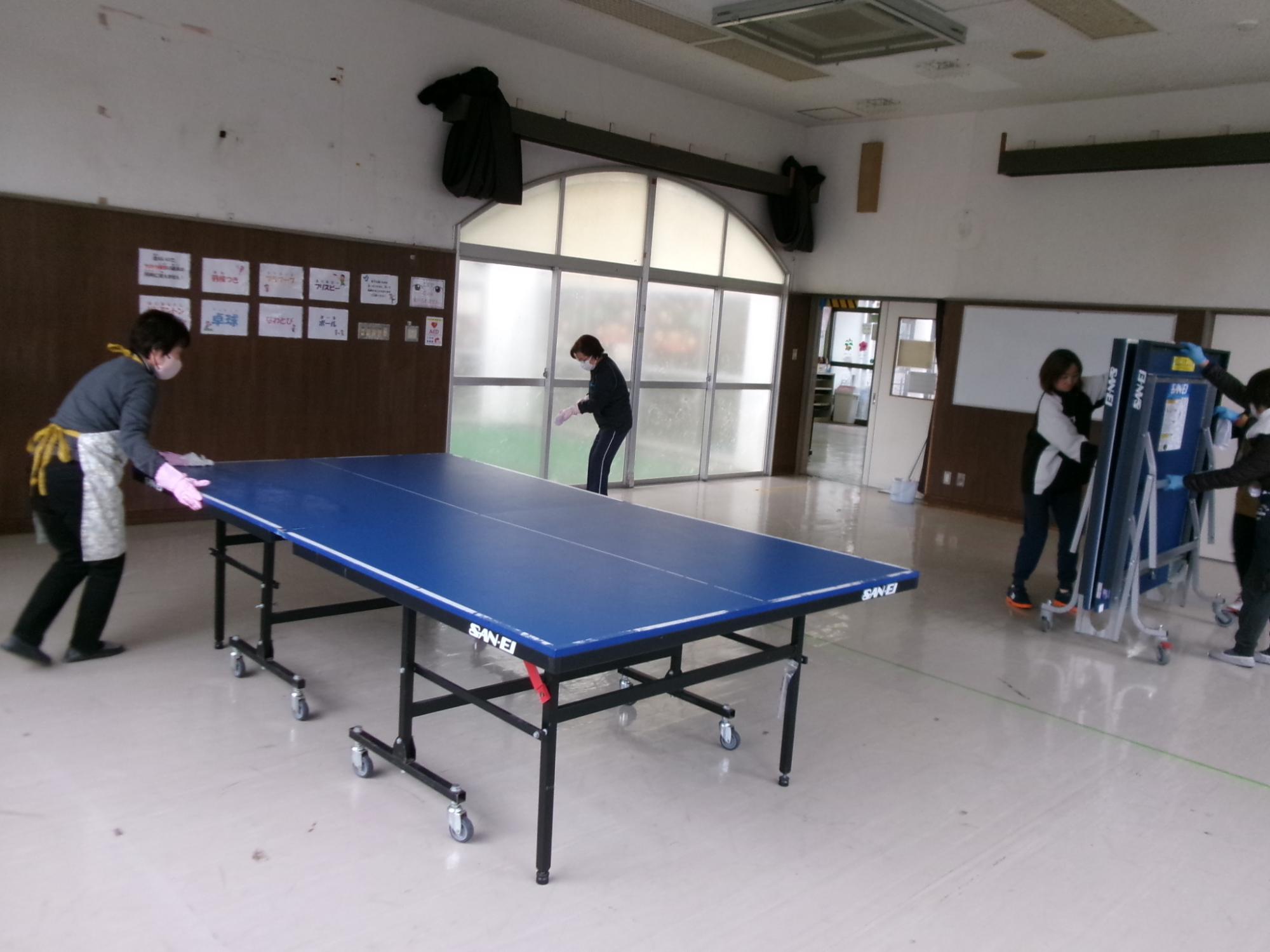 トレーニング室の掃除をしている写真