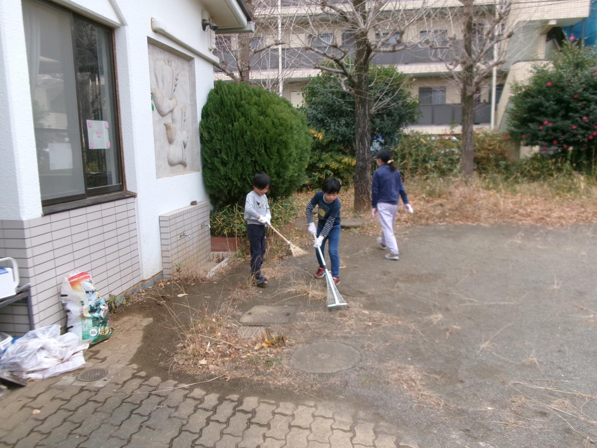 庭掃除をする子どもの写真